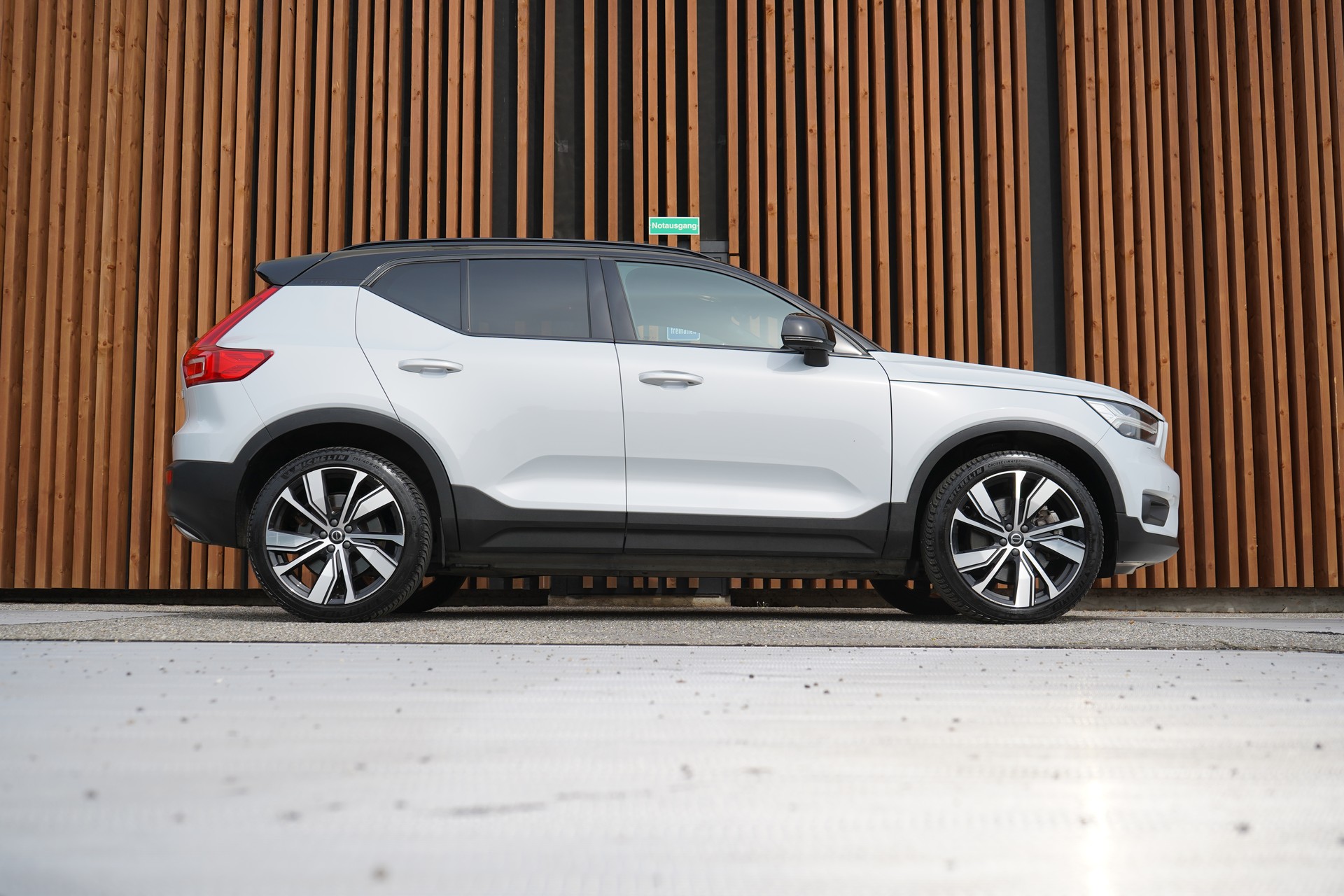 VOLVO XC40 P8 AWD PURE ELECTRIC R-DESIGN l 408 PS-image-0