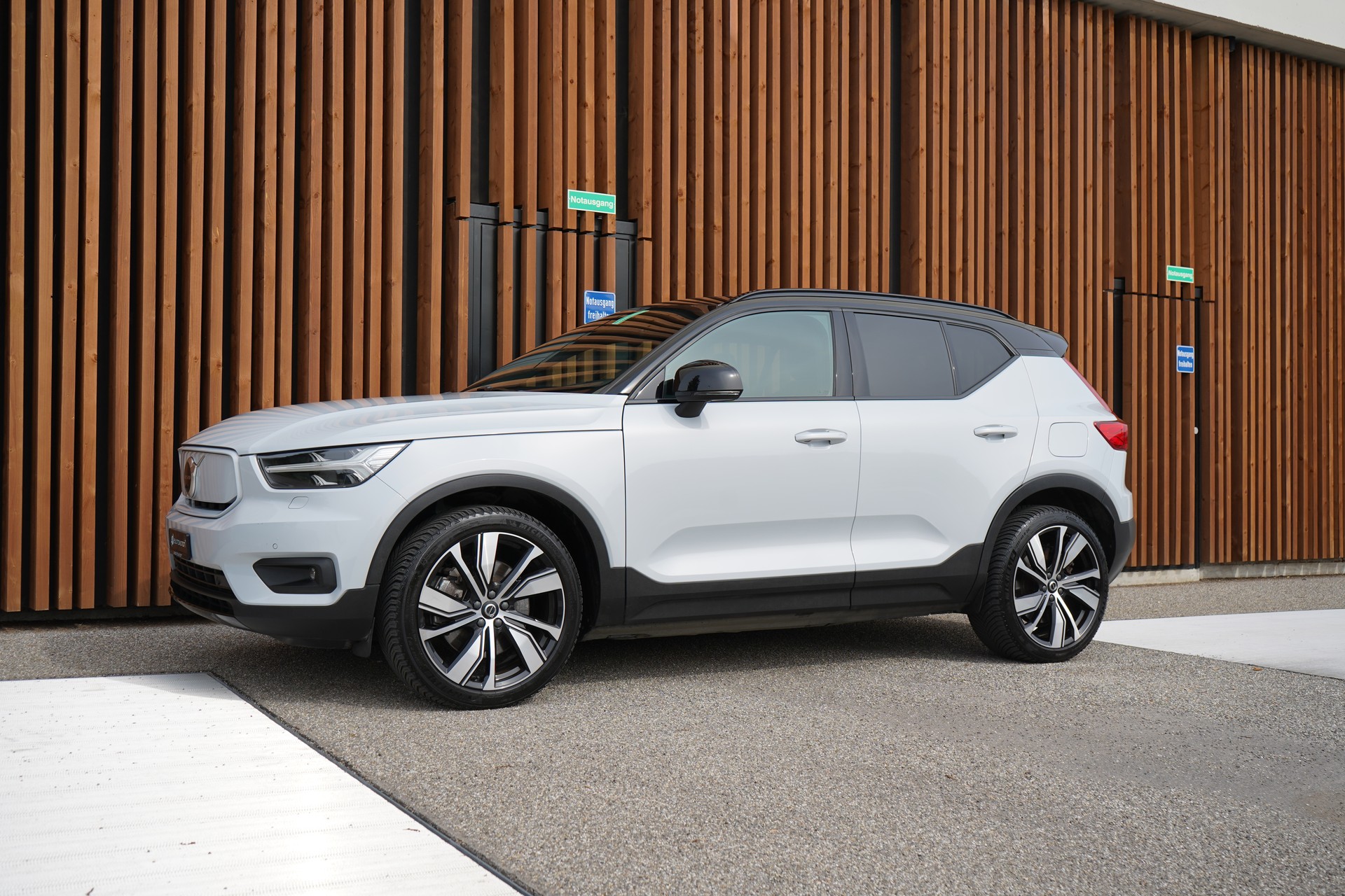 VOLVO XC40 P8 AWD PURE ELECTRIC R-DESIGN l 408 PS-image-7