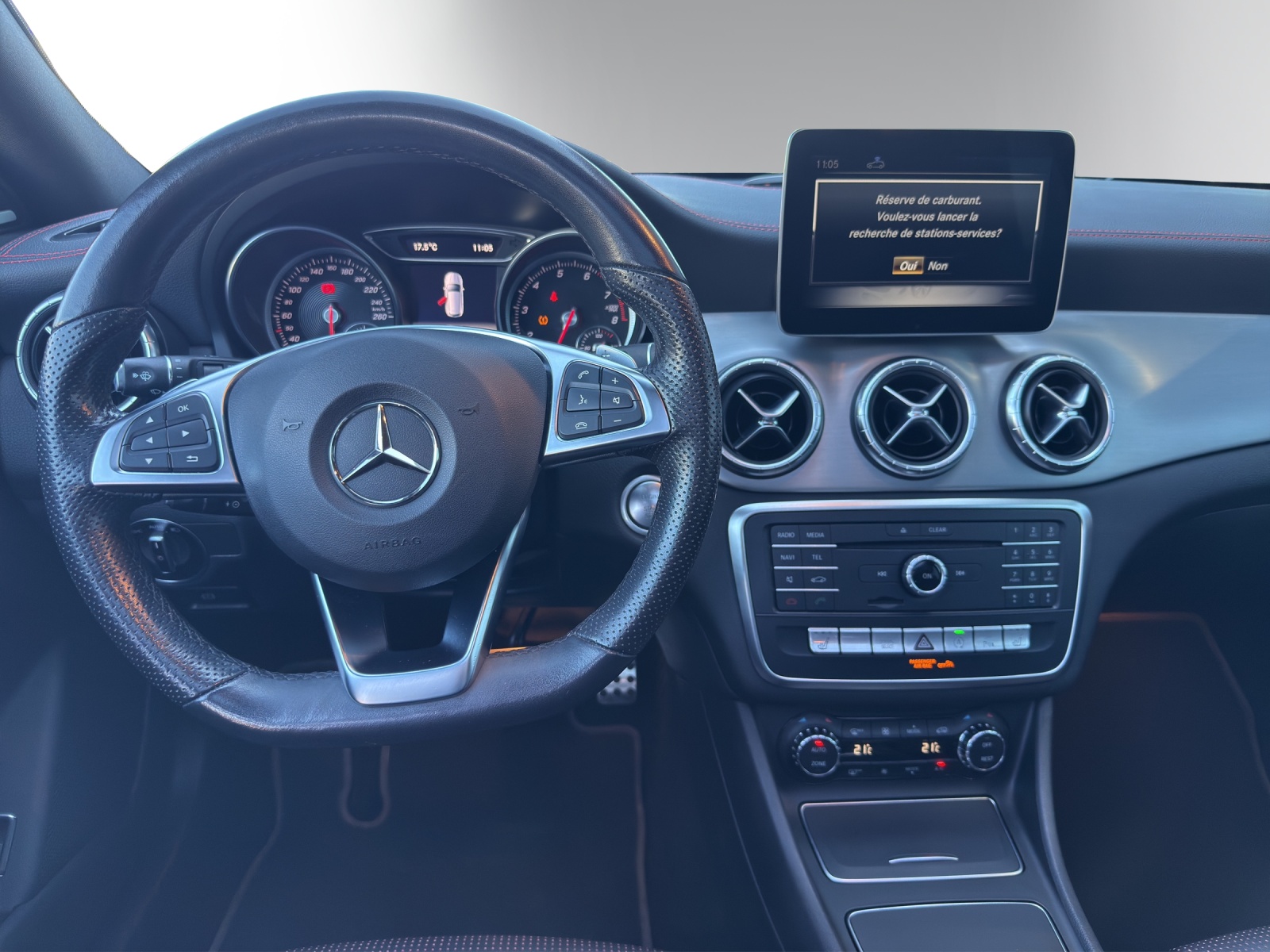 MERCEDES-BENZ CLA 200 AMG Line-image-12