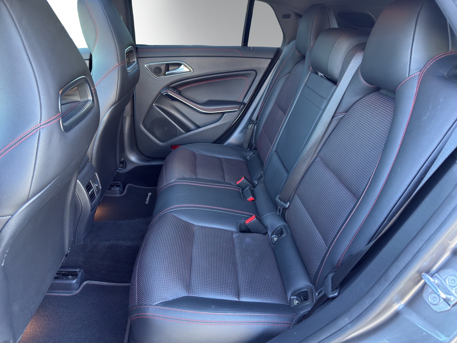 MERCEDES-BENZ CLA 200 AMG Line-image-10