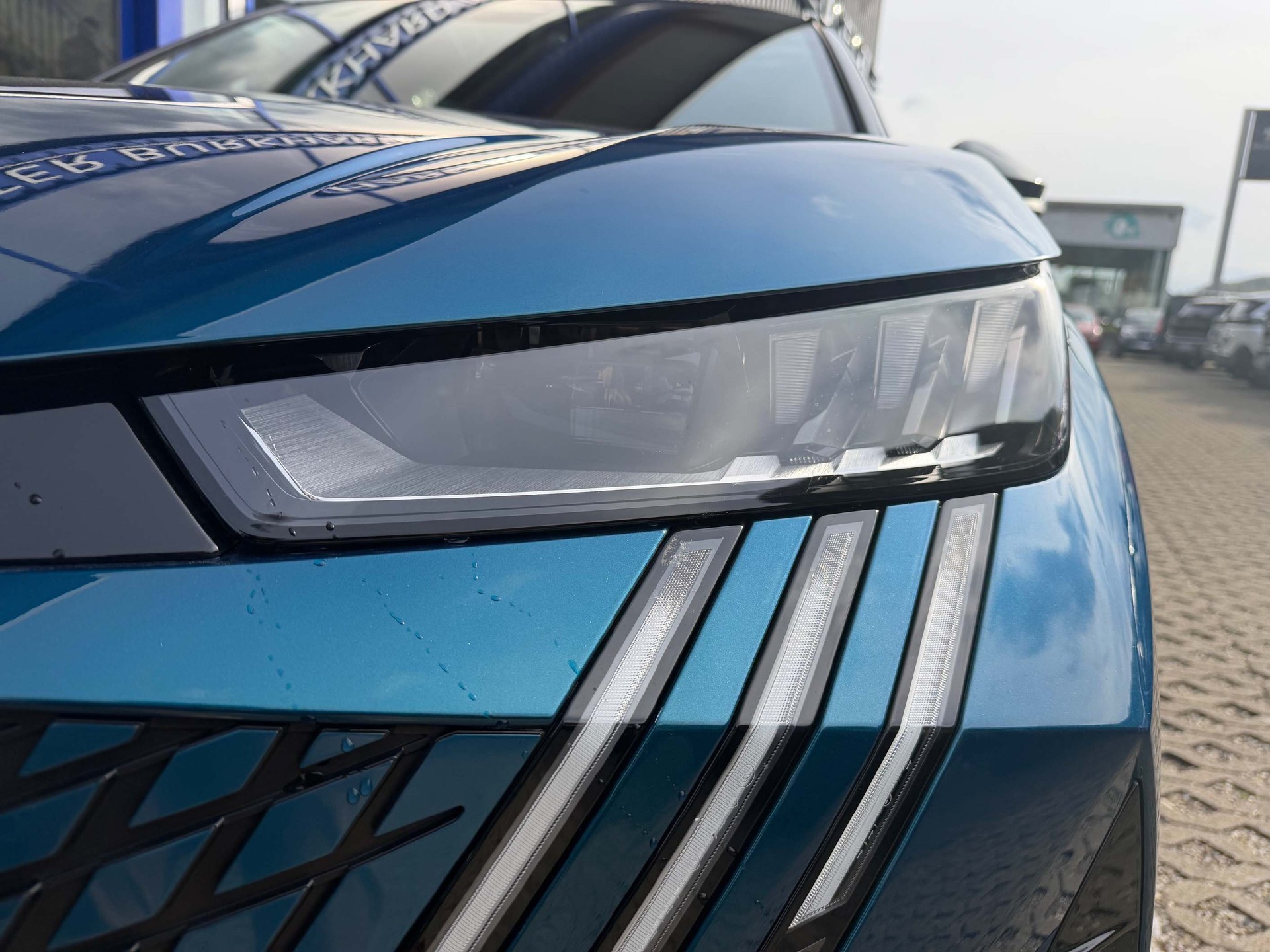 PEUGEOT 5008 1.2 Hybrid GT * 5 Jahre Werksgarantie*-image-12