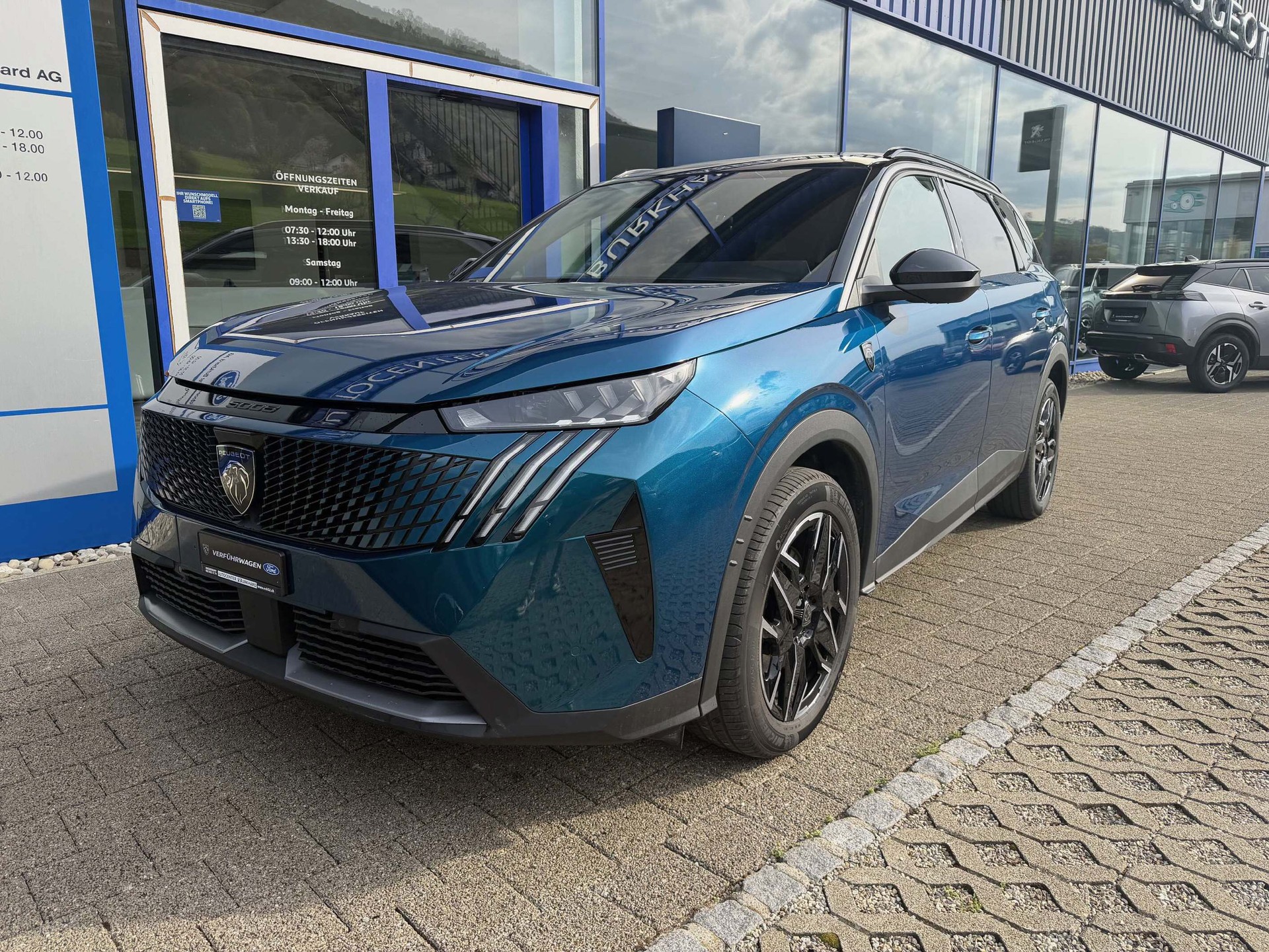PEUGEOT 5008 1.2 Hybrid GT * 5 Jahre Werksgarantie*-image-1