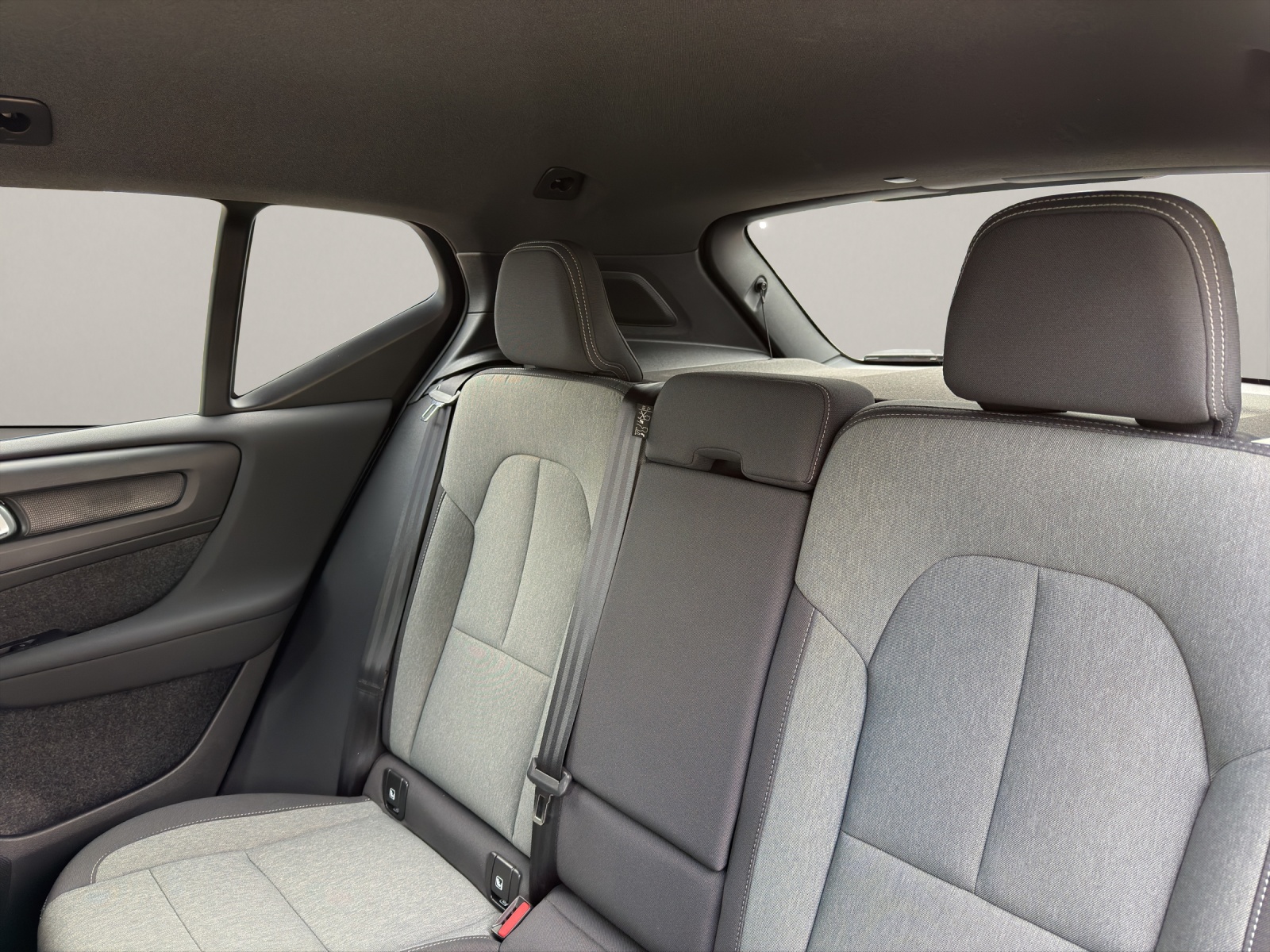 VOLVO XC40 2.0 B4 MH Plus Dark-image-8