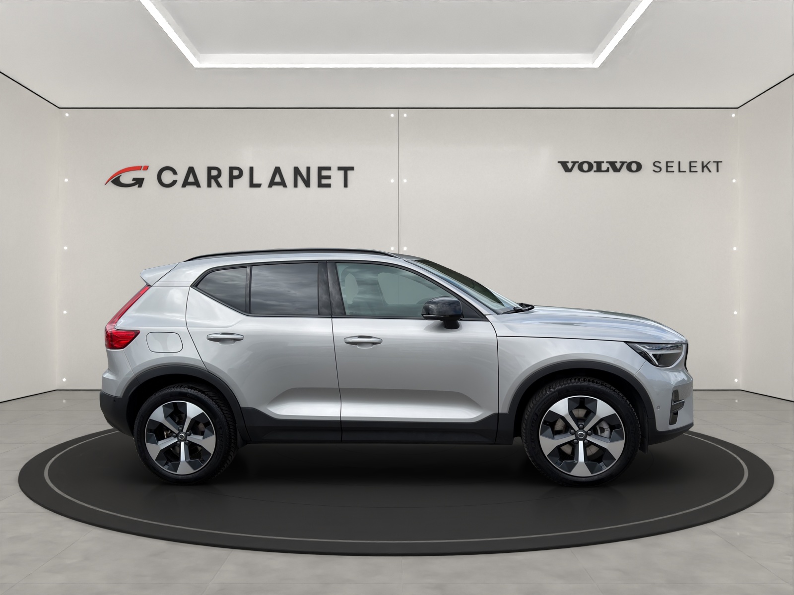 VOLVO XC40 2.0 B4 MH Plus Dark-image-2