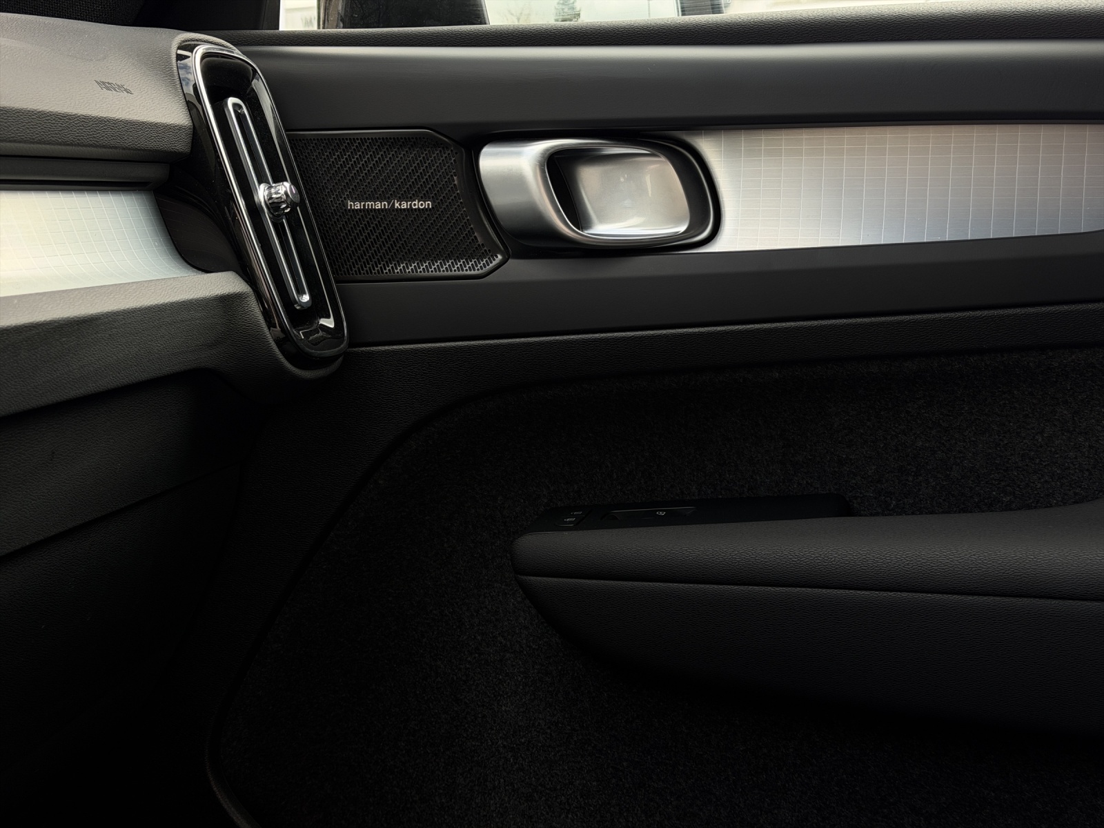 VOLVO XC40 2.0 B4 MH Plus Dark-image-14