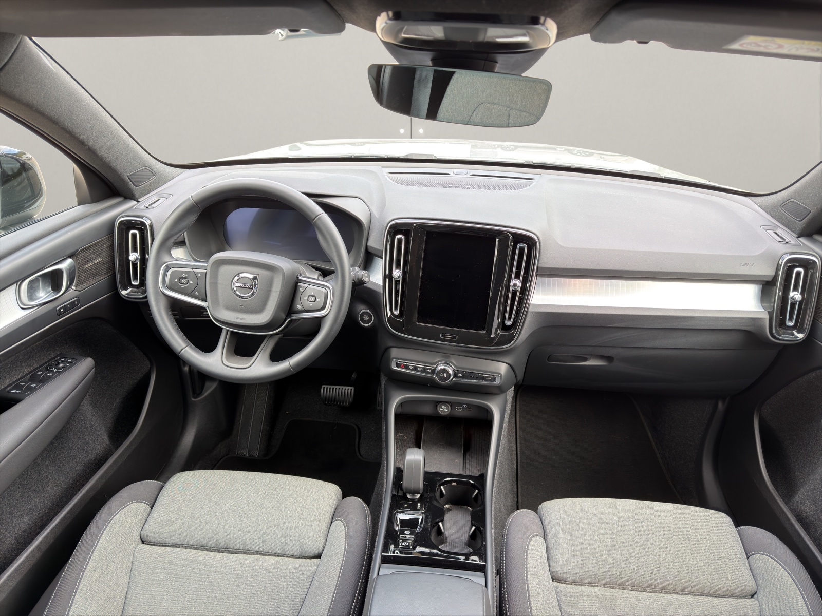 VOLVO XC40 2.0 B4 MH Plus Dark-image-13