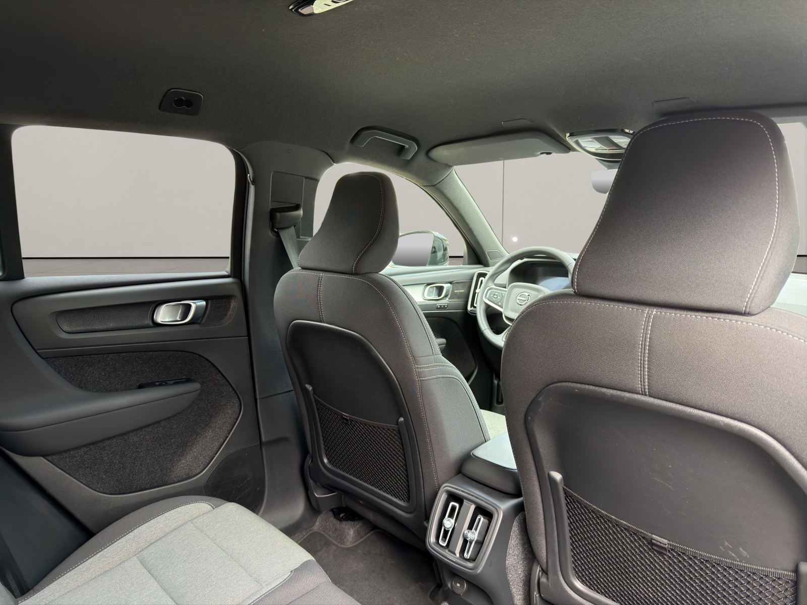 VOLVO XC40 2.0 B4 MH Plus Dark-image-12