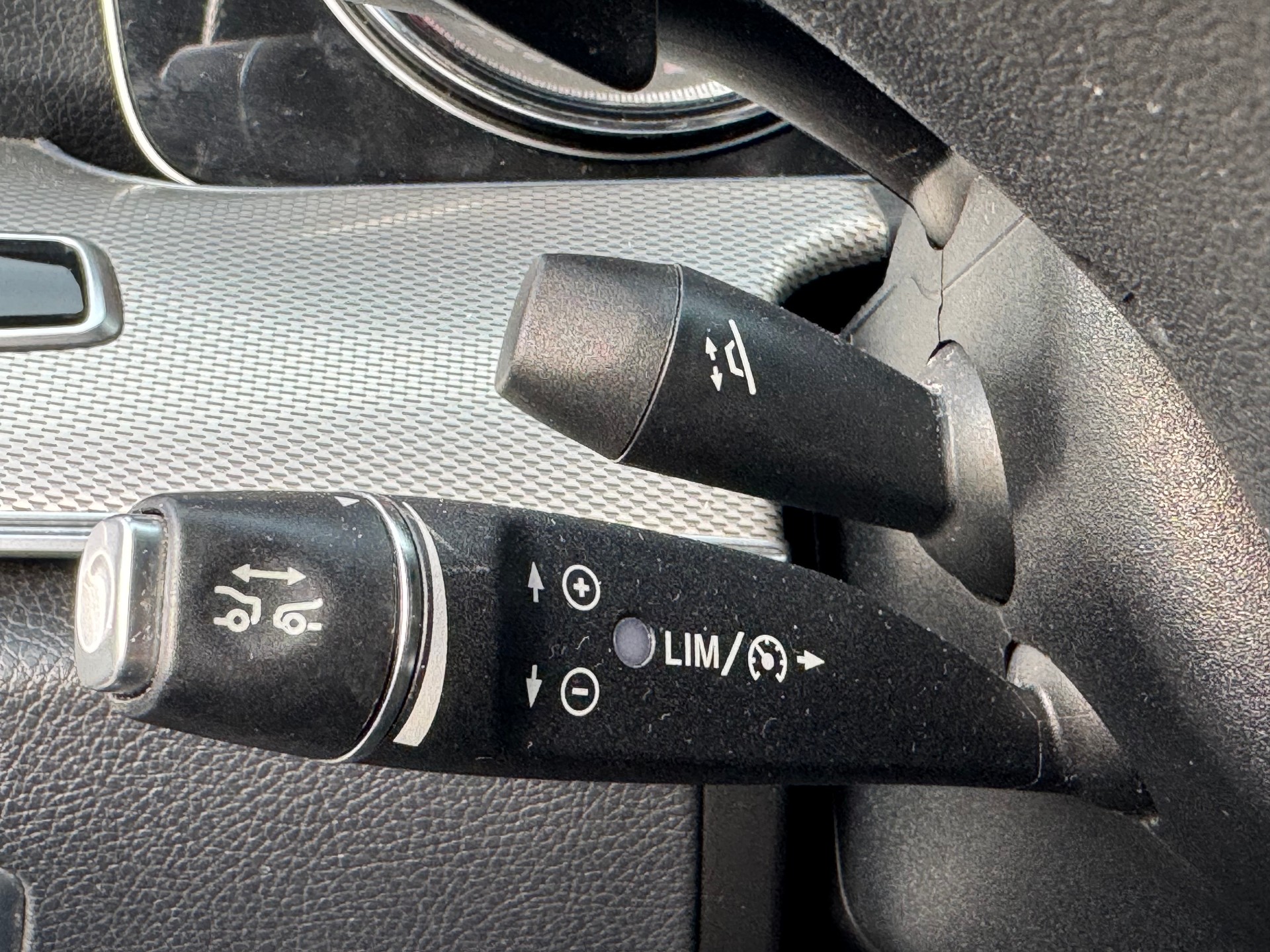 MERCEDES-BENZ E 200 Avantgarde 4Matic 9G-Tronic-image-13