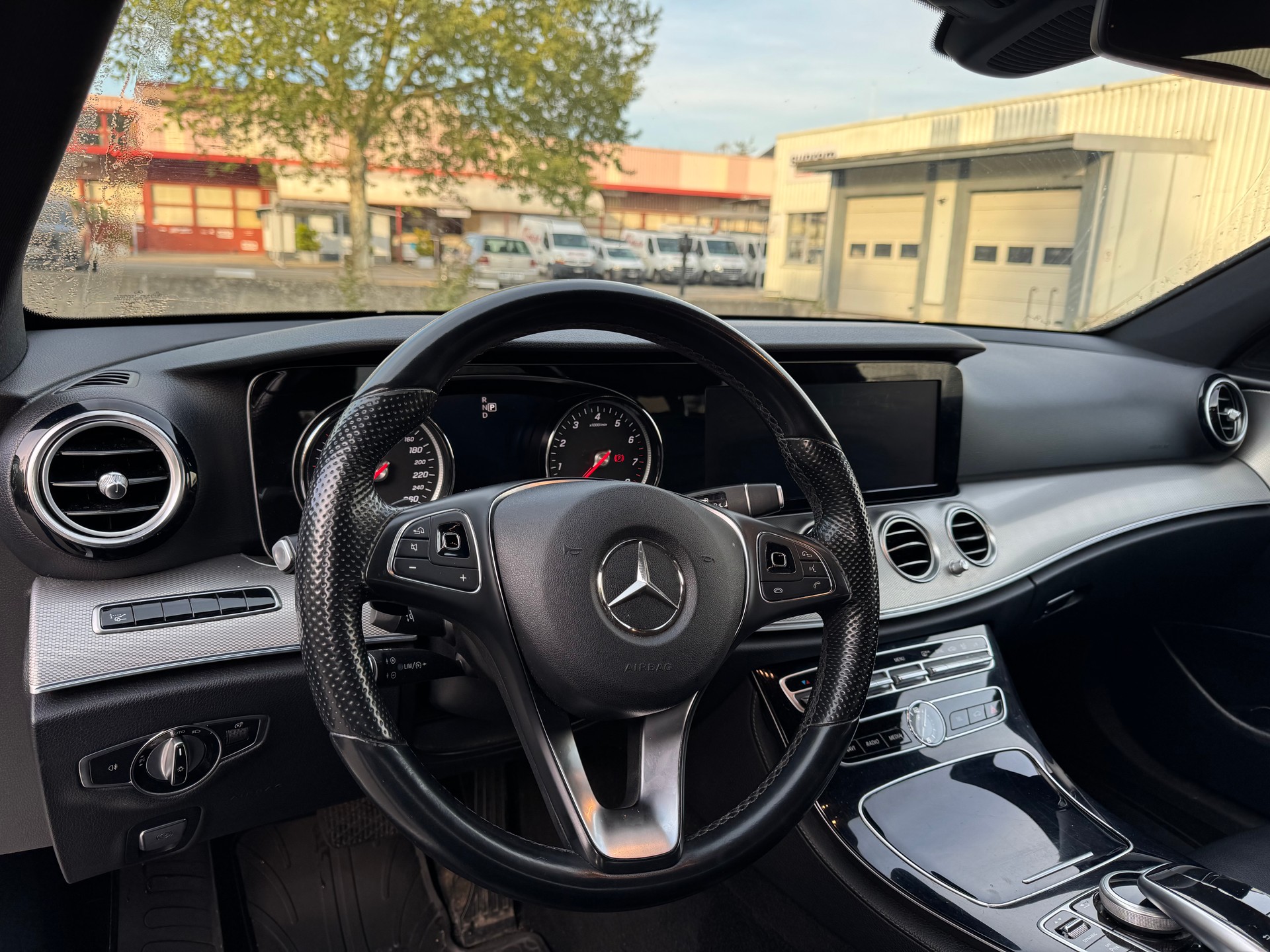 MERCEDES-BENZ E 200 Avantgarde 4Matic 9G-Tronic-image-9