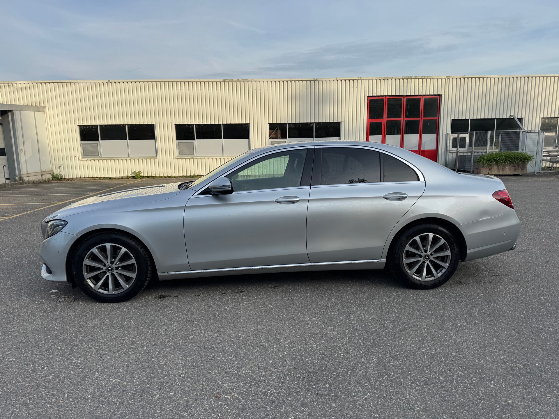 MERCEDES-BENZ E 200 Avantgarde 4Matic 9G-Tronic-image-2
