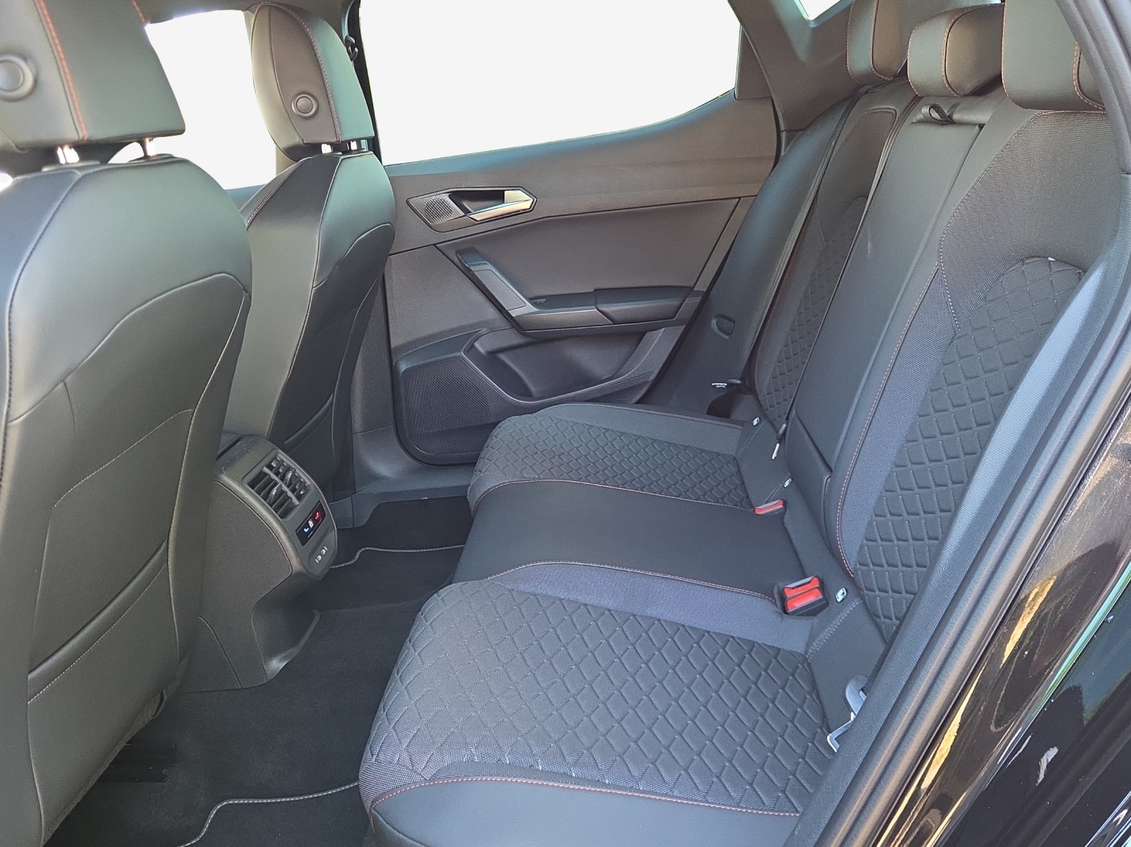 SEAT Leon 1.5 eTSI mHEV DSG FR-image-11