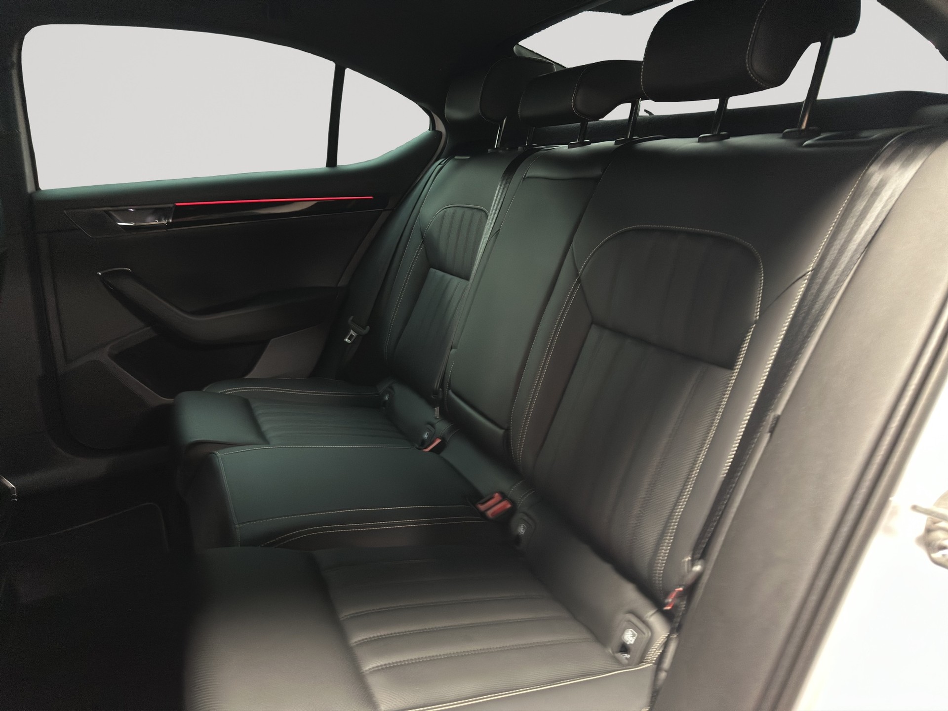 SKODA Superb 2.0 TSI L&K DSG-image-7