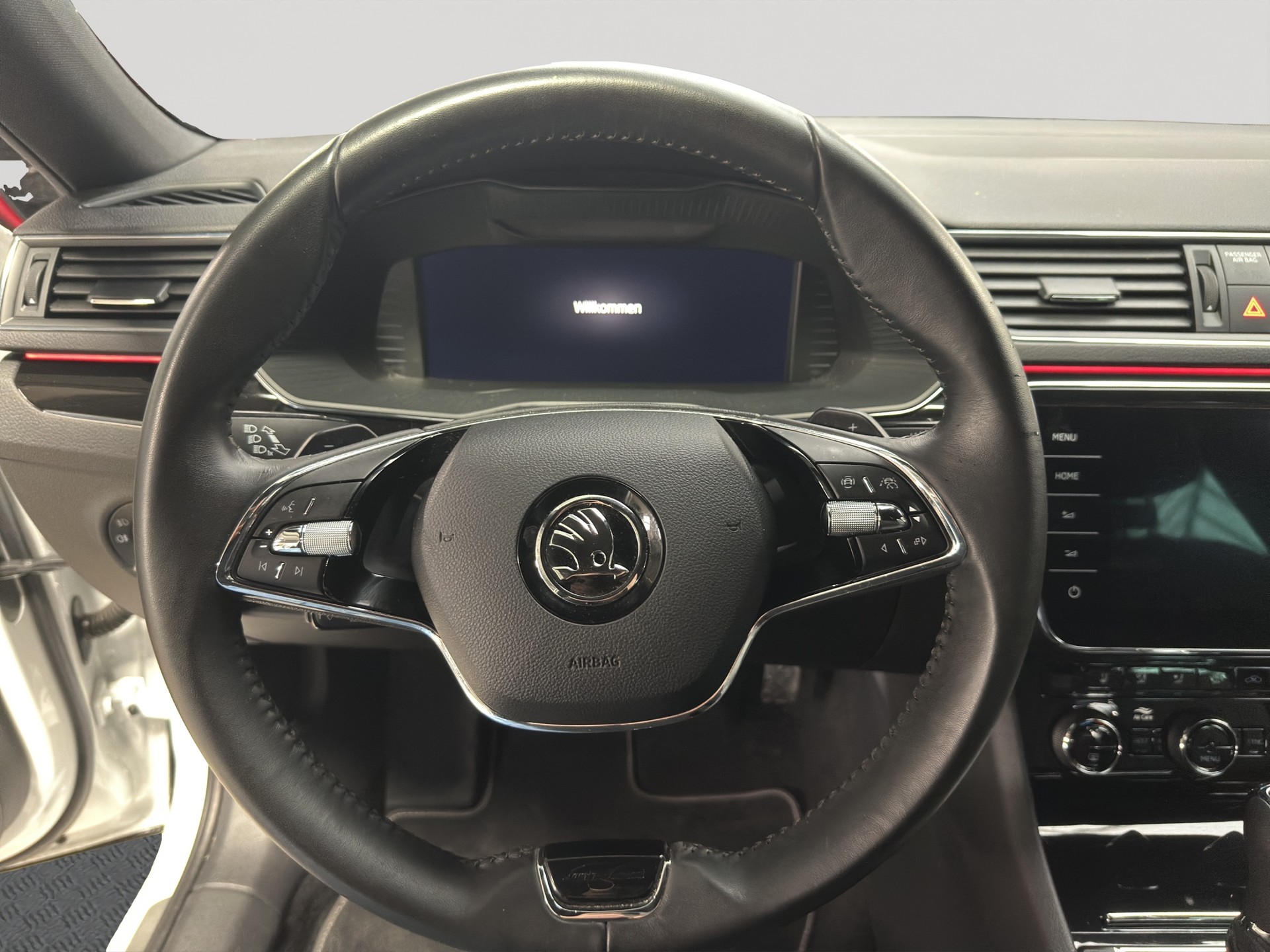 SKODA Superb 2.0 TSI L&K DSG-image-10
