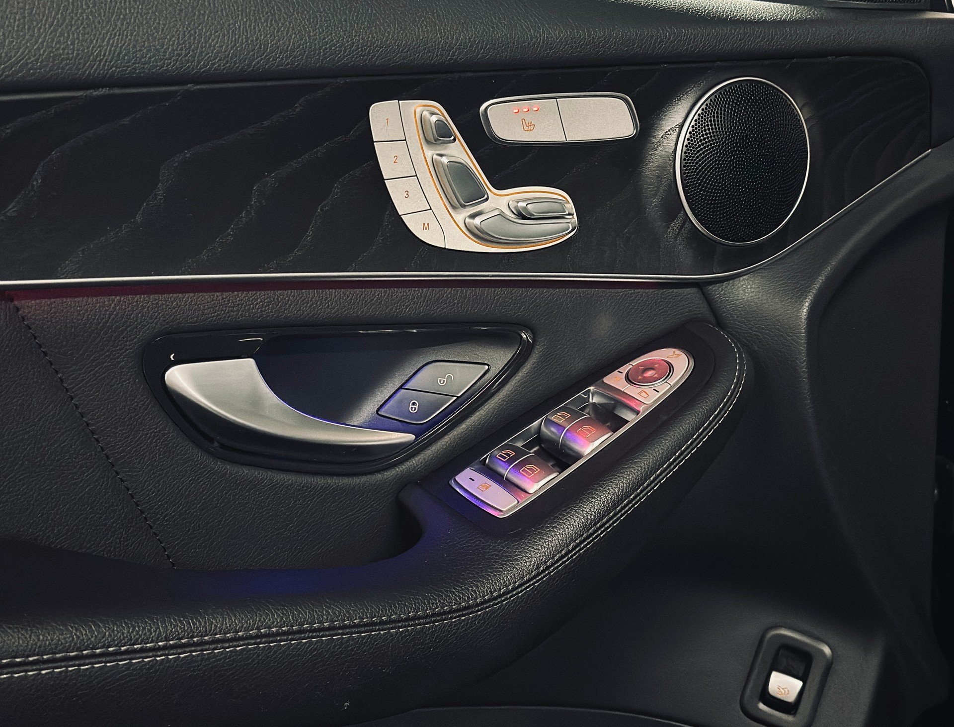 MERCEDES-BENZ GLC 300 d AMG Line 4Matic-image-12