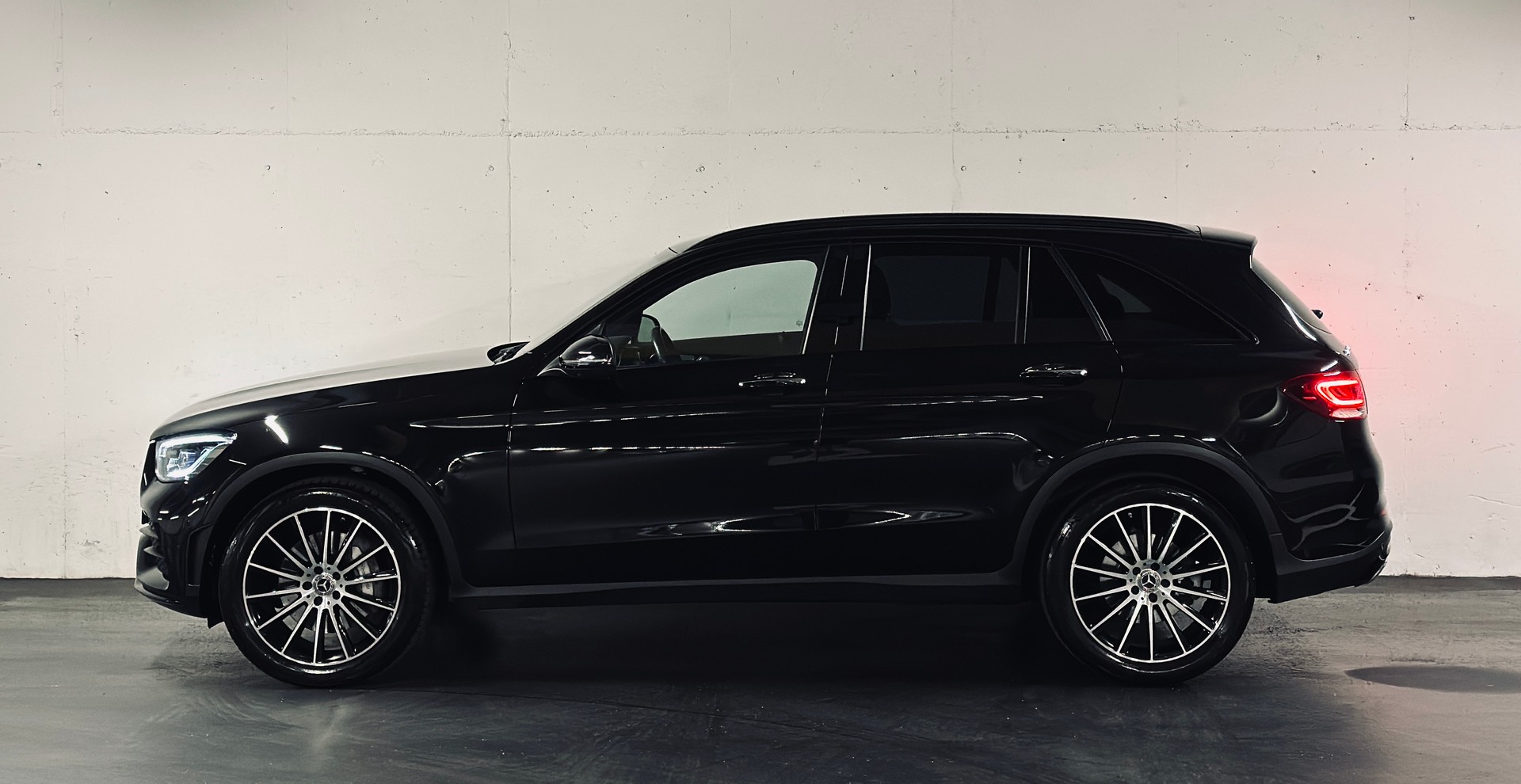 MERCEDES-BENZ GLC 300 d AMG Line 4Matic-image-4