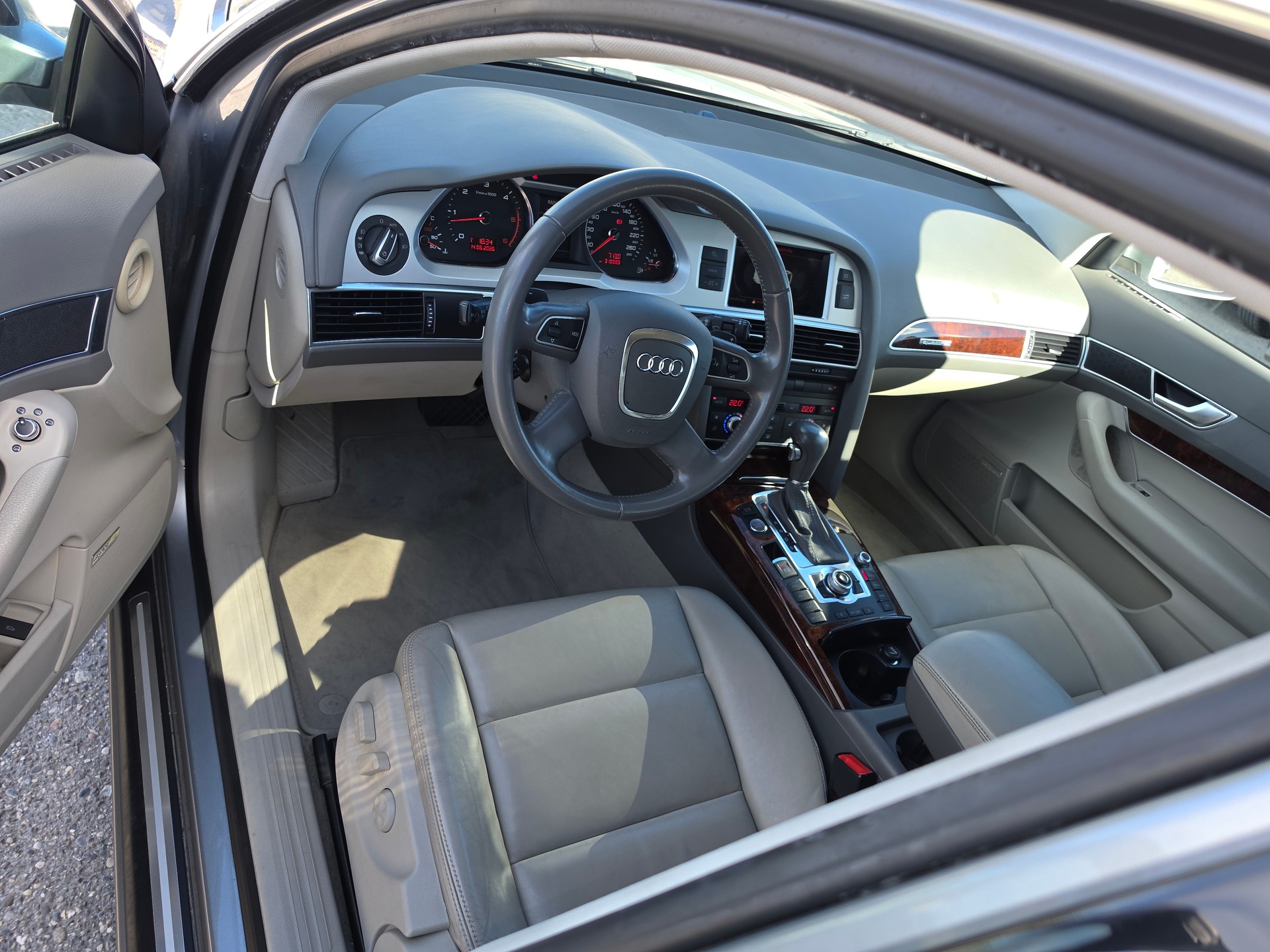 AUDI A6 Avant 3.0 V6 TDI quattro tiptronic-image-12