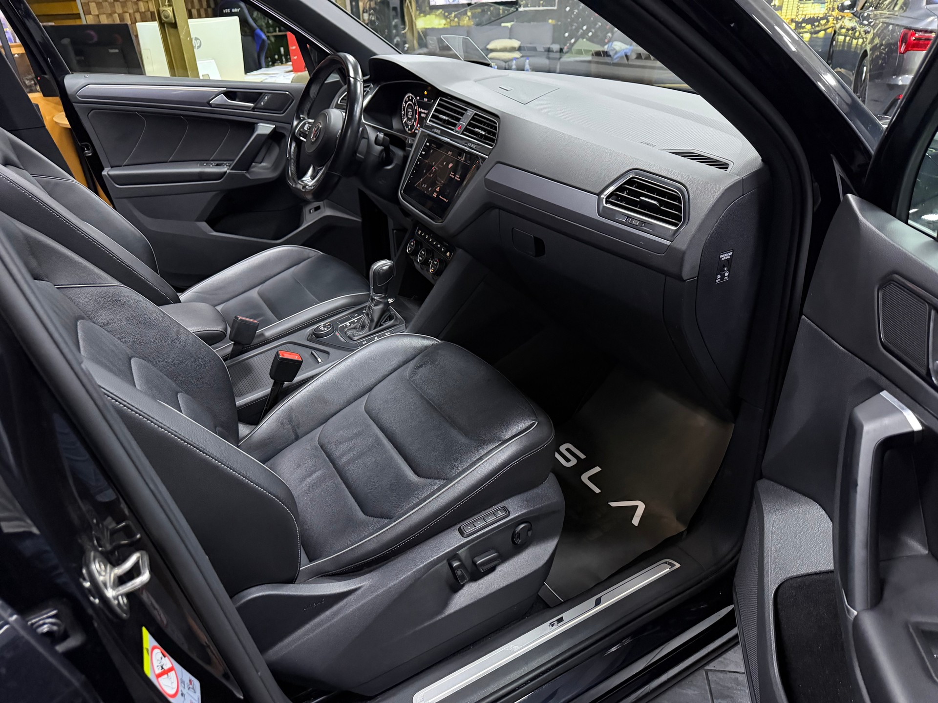 VW Tiguan 2.0TSI Highline R-Line 4Motion DSG / Panoramadach / Leder-image-10