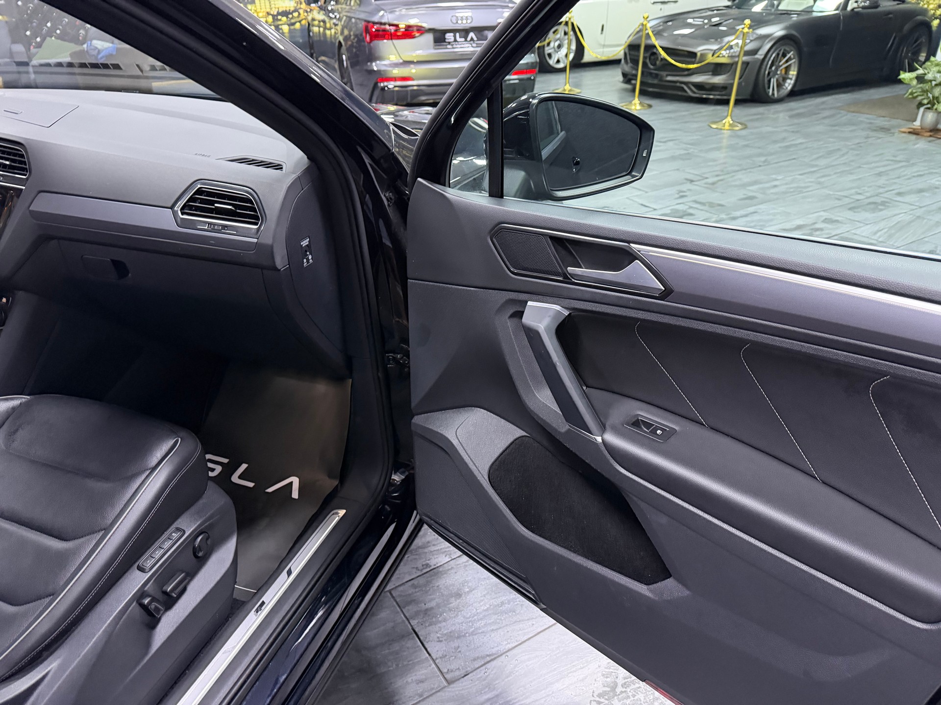 VW Tiguan 2.0TSI Highline R-Line 4Motion DSG / Panoramadach / Leder-image-16