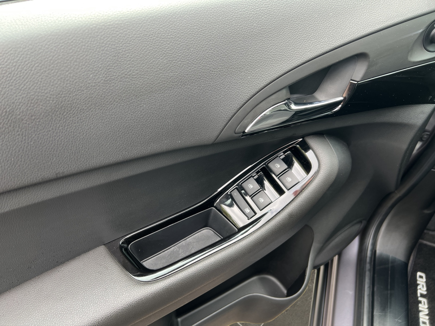 CHEVROLET Orlando 2.0 VCDi LS-image-17