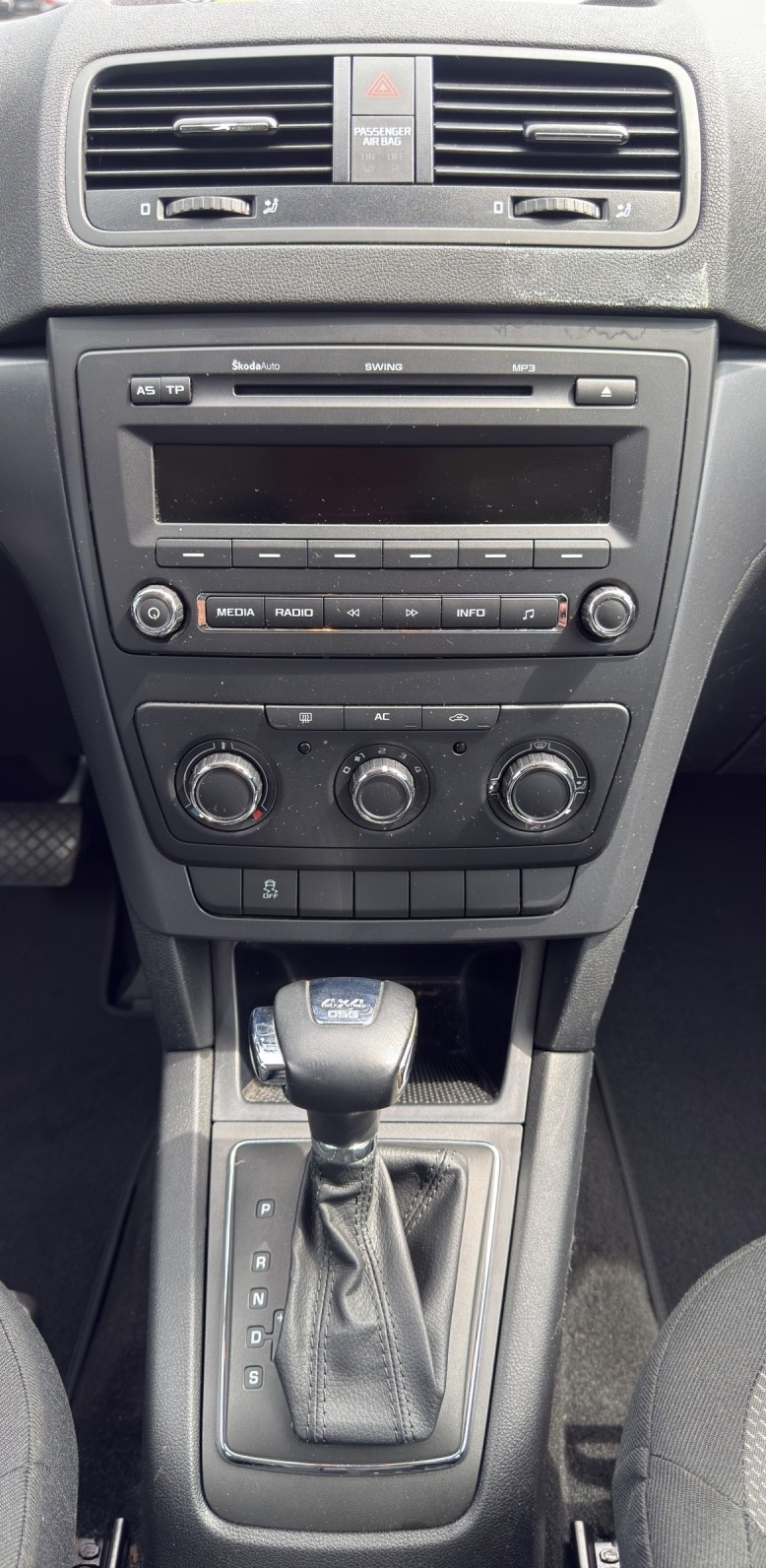 SKODA Yeti 2.0 TDI Active 4x4 DSG-image-10