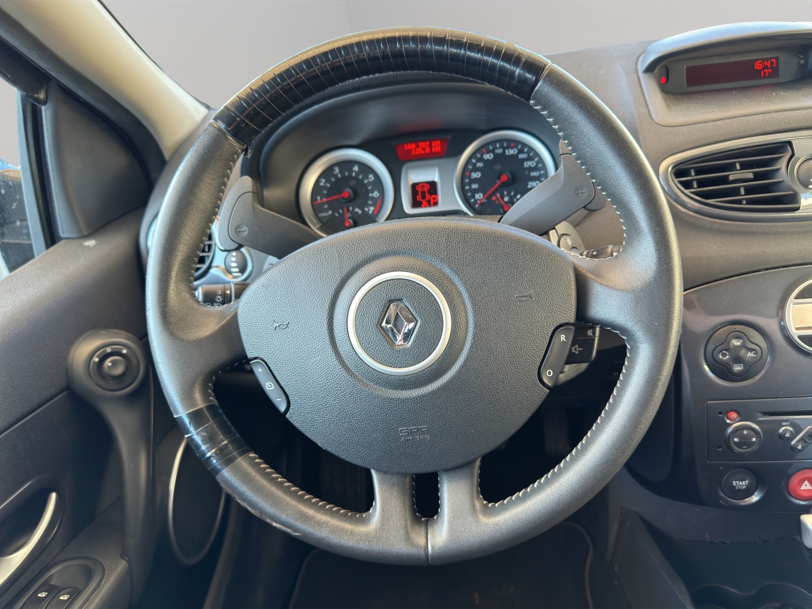 RENAULT Clio 2.0 16V Privilège Automatic-image-15