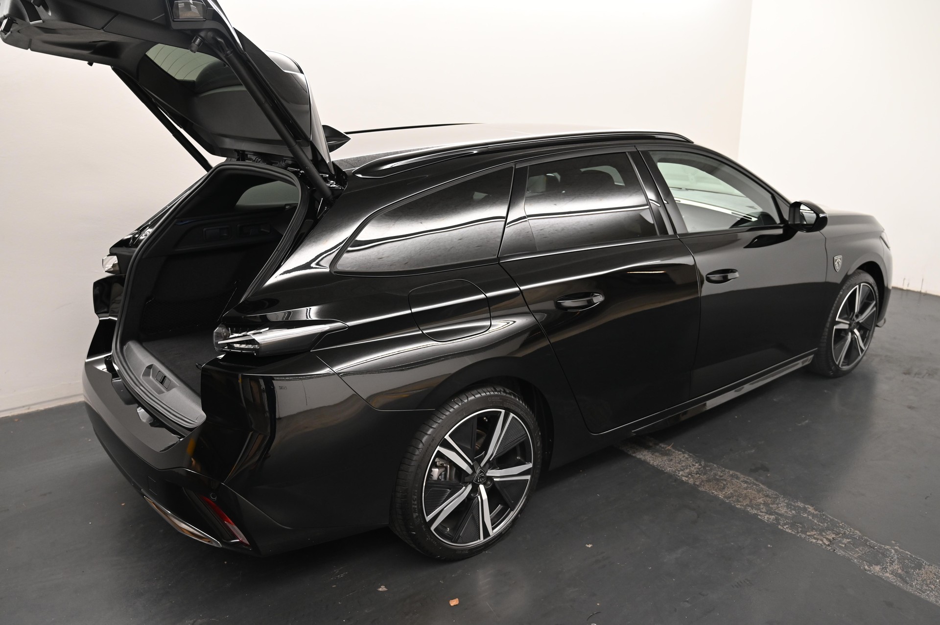 PEUGEOT 308 SW 1.6 PHEV 180 GT-image-18