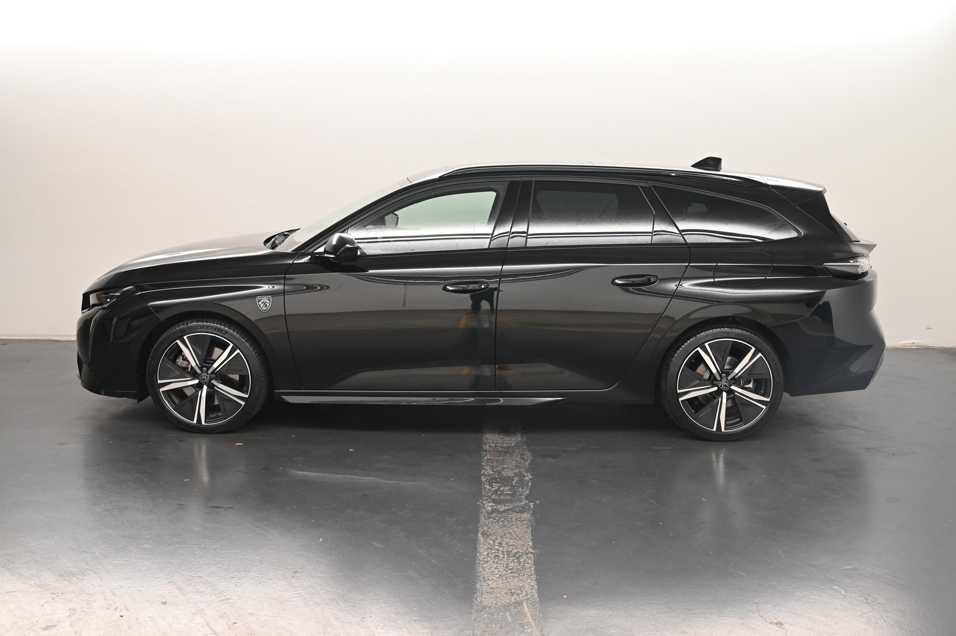 PEUGEOT 308 SW 1.6 PHEV 180 GT-image-3