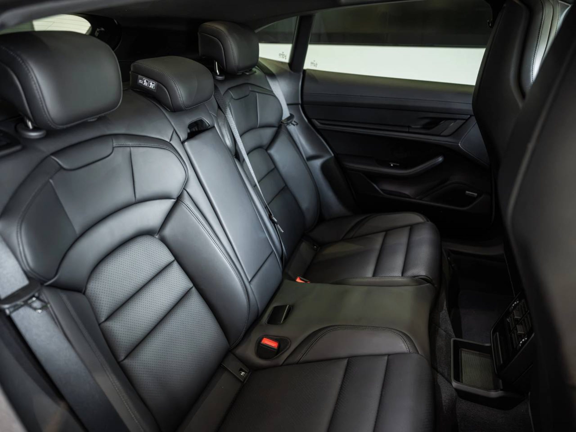 PORSCHE Taycan Sport Turismo-image-19