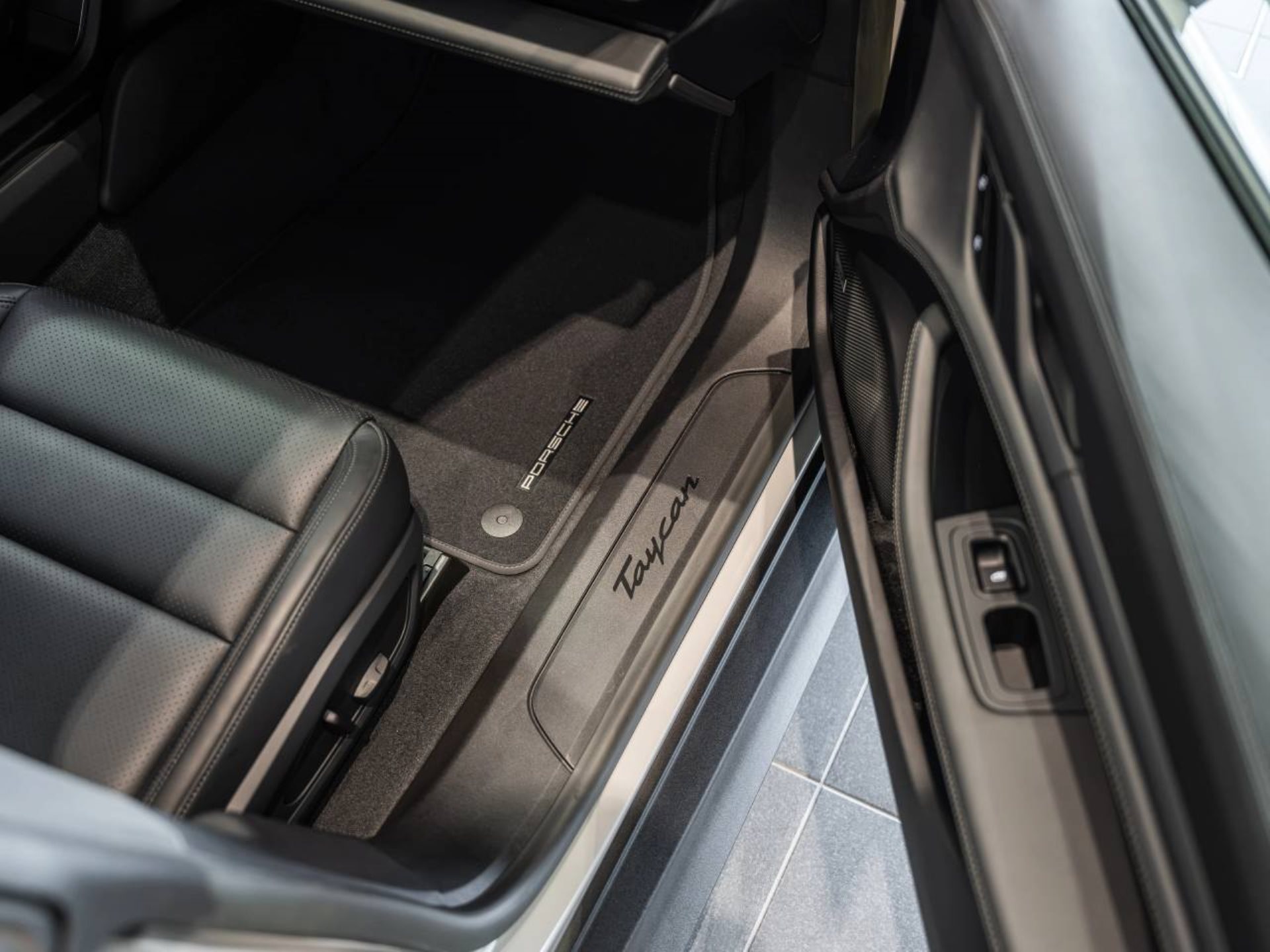 PORSCHE Taycan Sport Turismo-image-23
