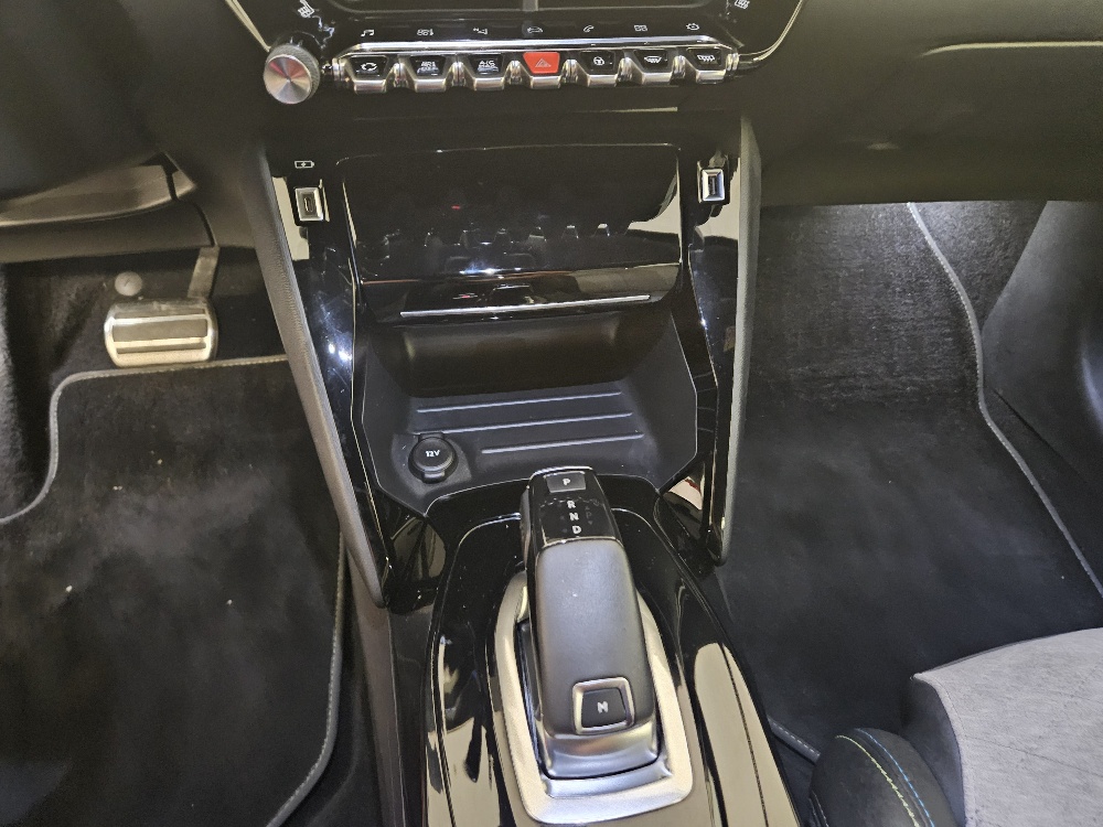 PEUGEOT 208 1.2 PureTech GT Pack EAT8-image-11