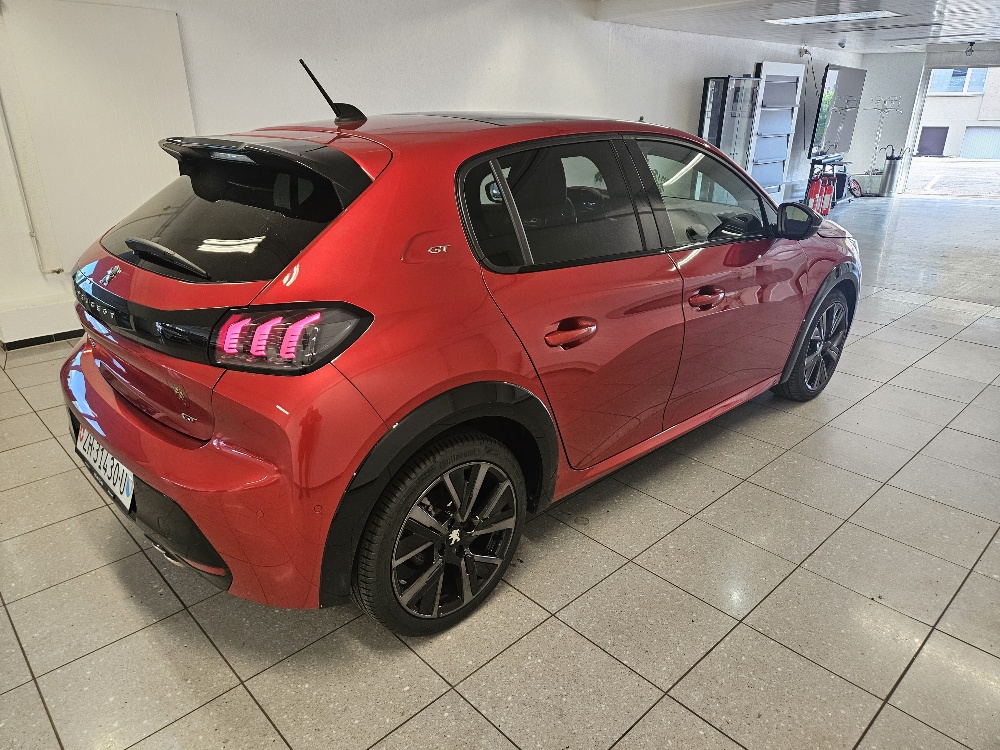 PEUGEOT 208 1.2 PureTech GT Pack EAT8-image-4
