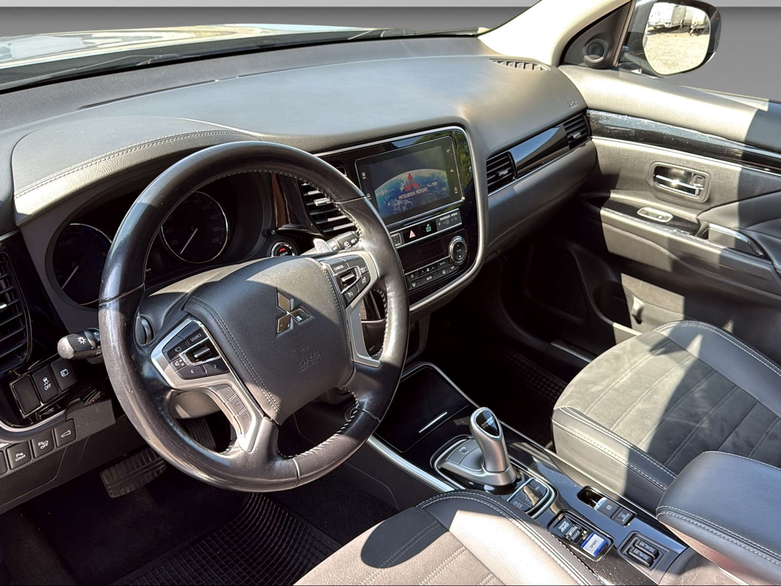 MITSUBISHI Outlander 2.4 PHEV Style-image-12