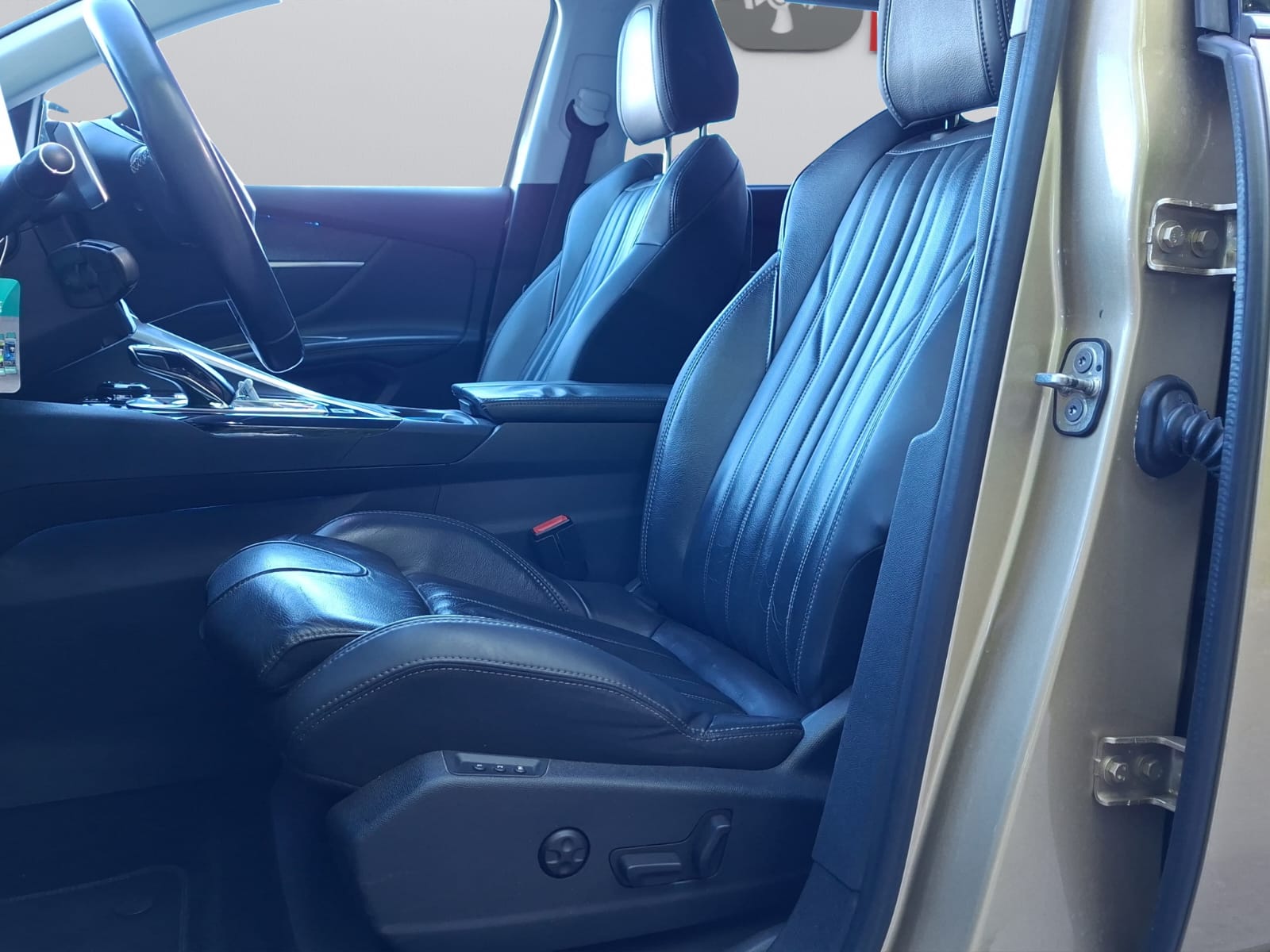 PEUGEOT 5008 1.6 THP Allure EAT-image-11