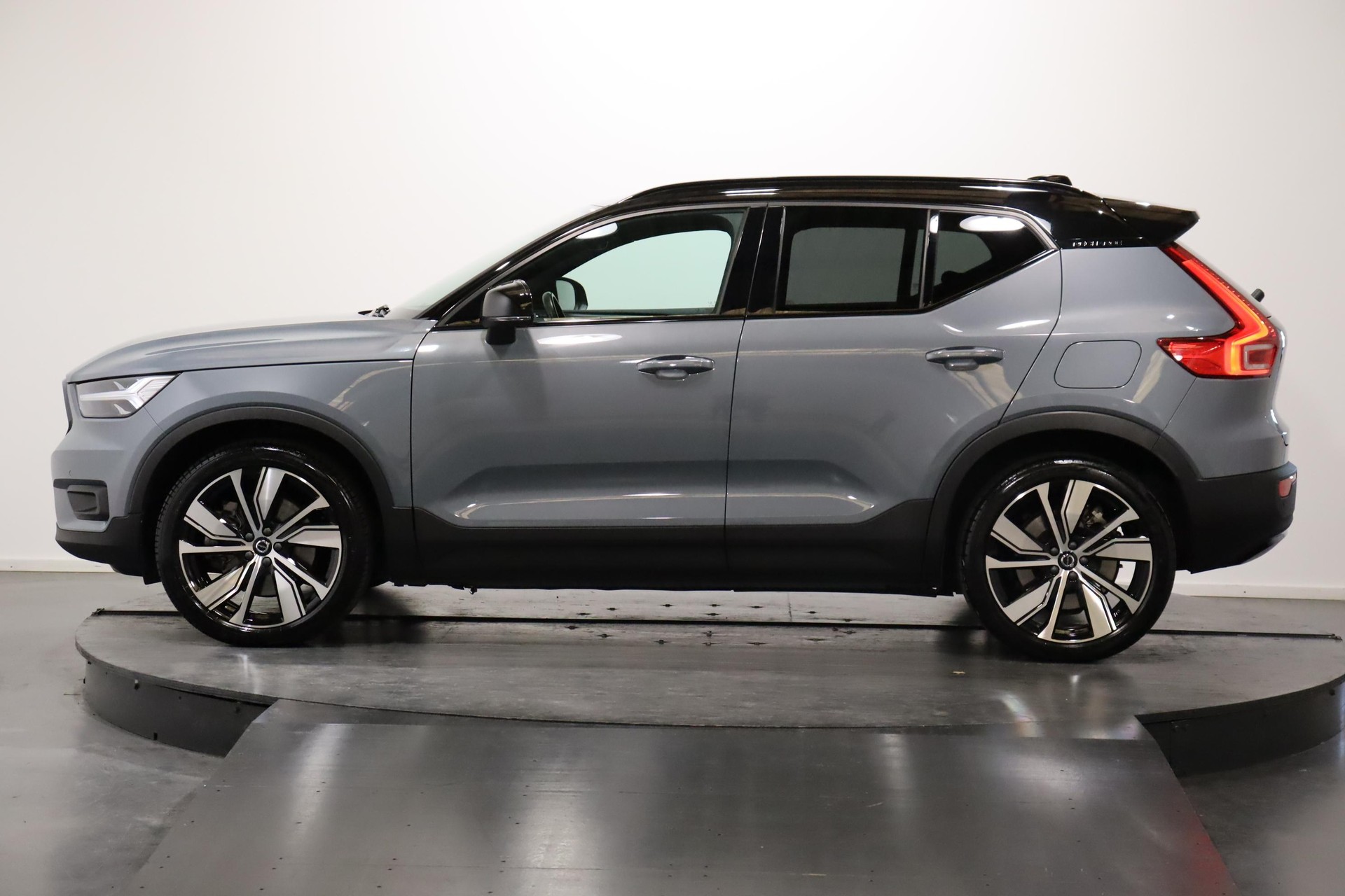 VOLVO XC40 P8 Twin R-Design AWD-image-3