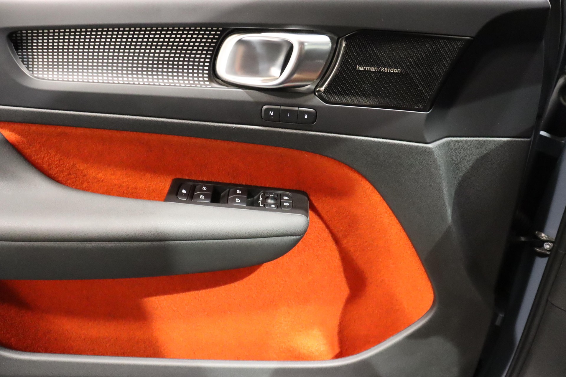VOLVO XC40 P8 Twin R-Design AWD-image-19