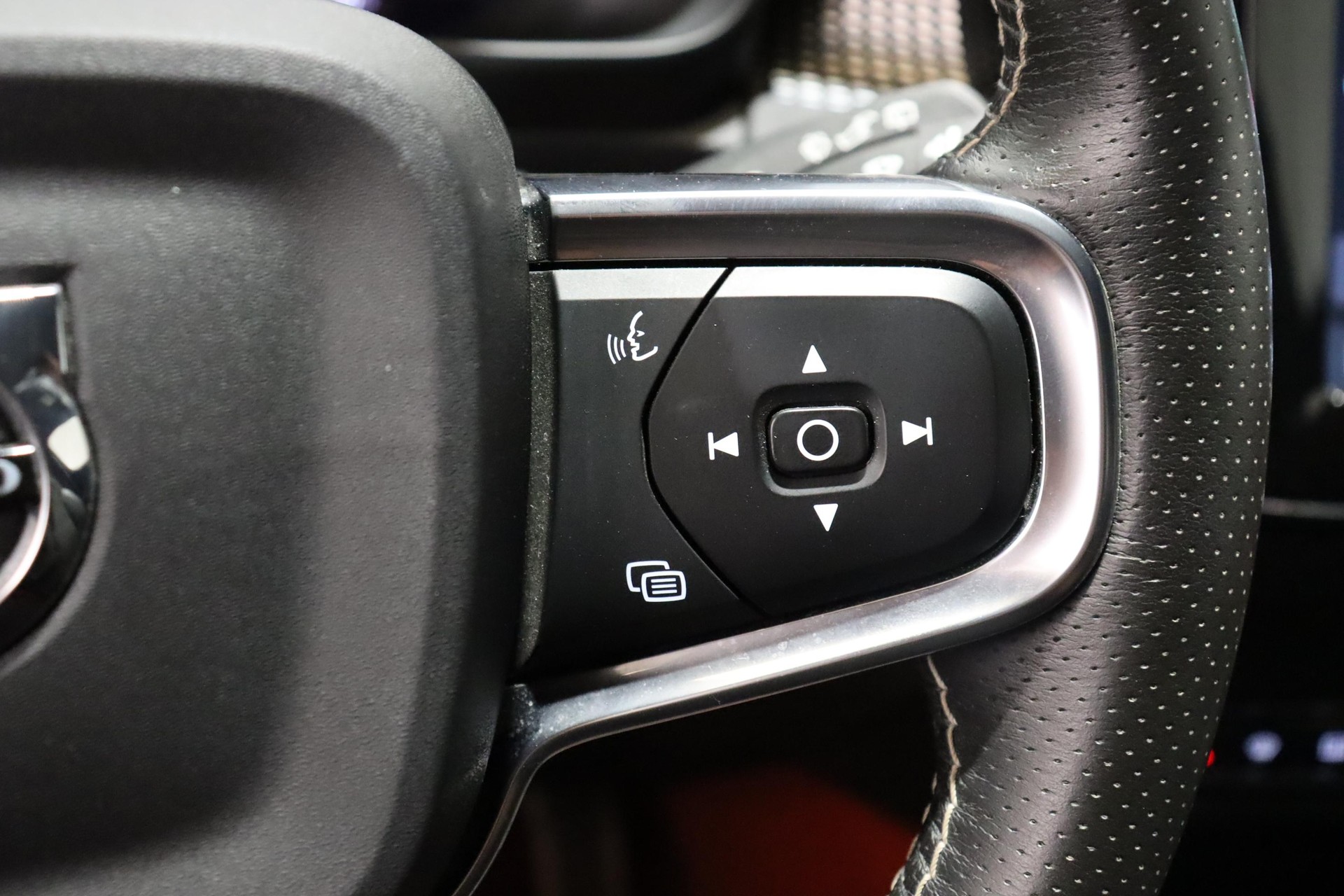 VOLVO XC40 P8 Twin R-Design AWD-image-18