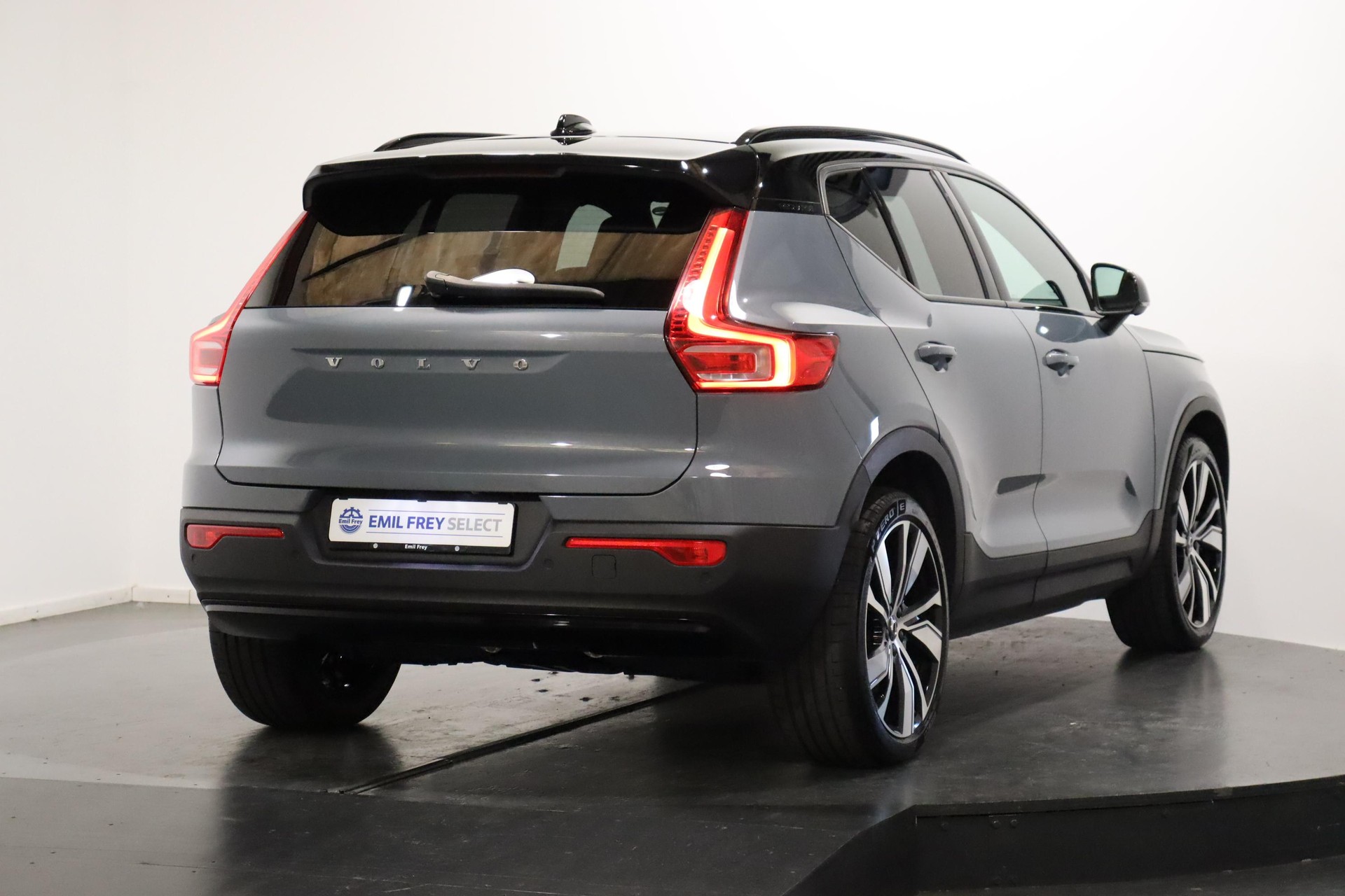 VOLVO XC40 P8 Twin R-Design AWD-image-5