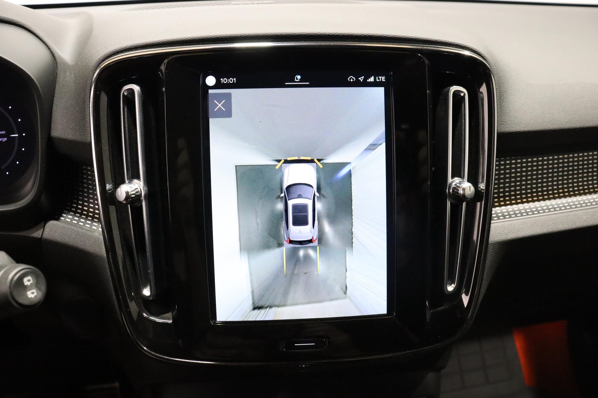 VOLVO XC40 P8 Twin R-Design AWD-image-4