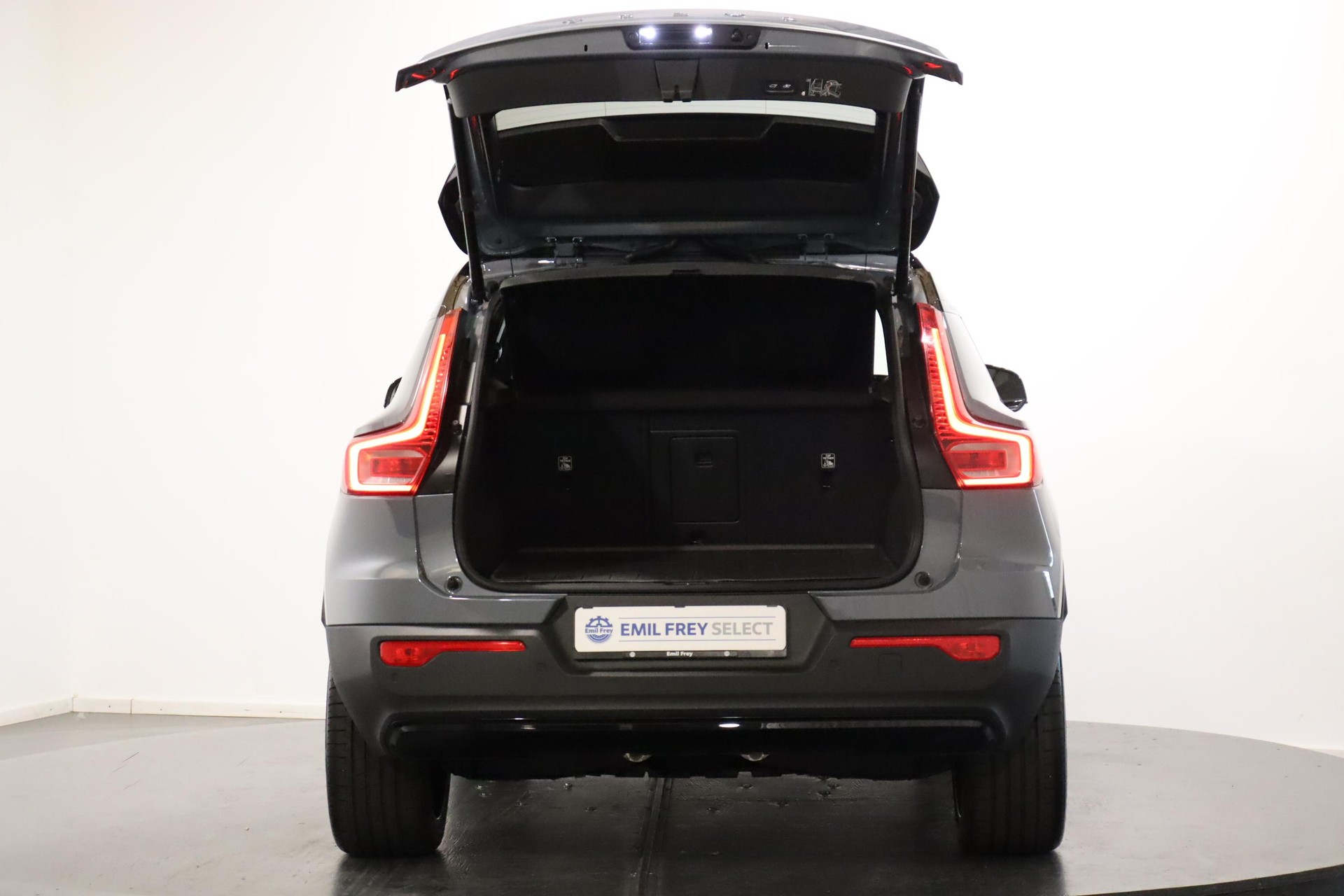 VOLVO XC40 P8 Twin R-Design AWD-image-6
