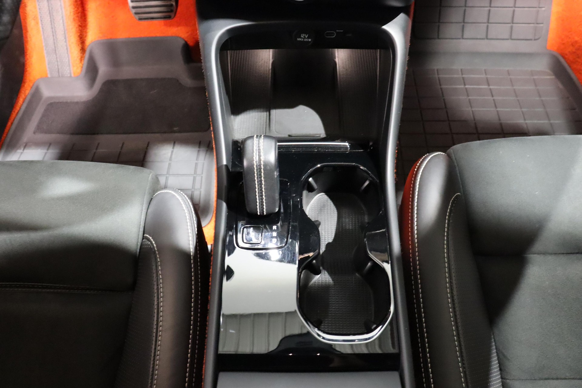 VOLVO XC40 P8 Twin R-Design AWD-image-12
