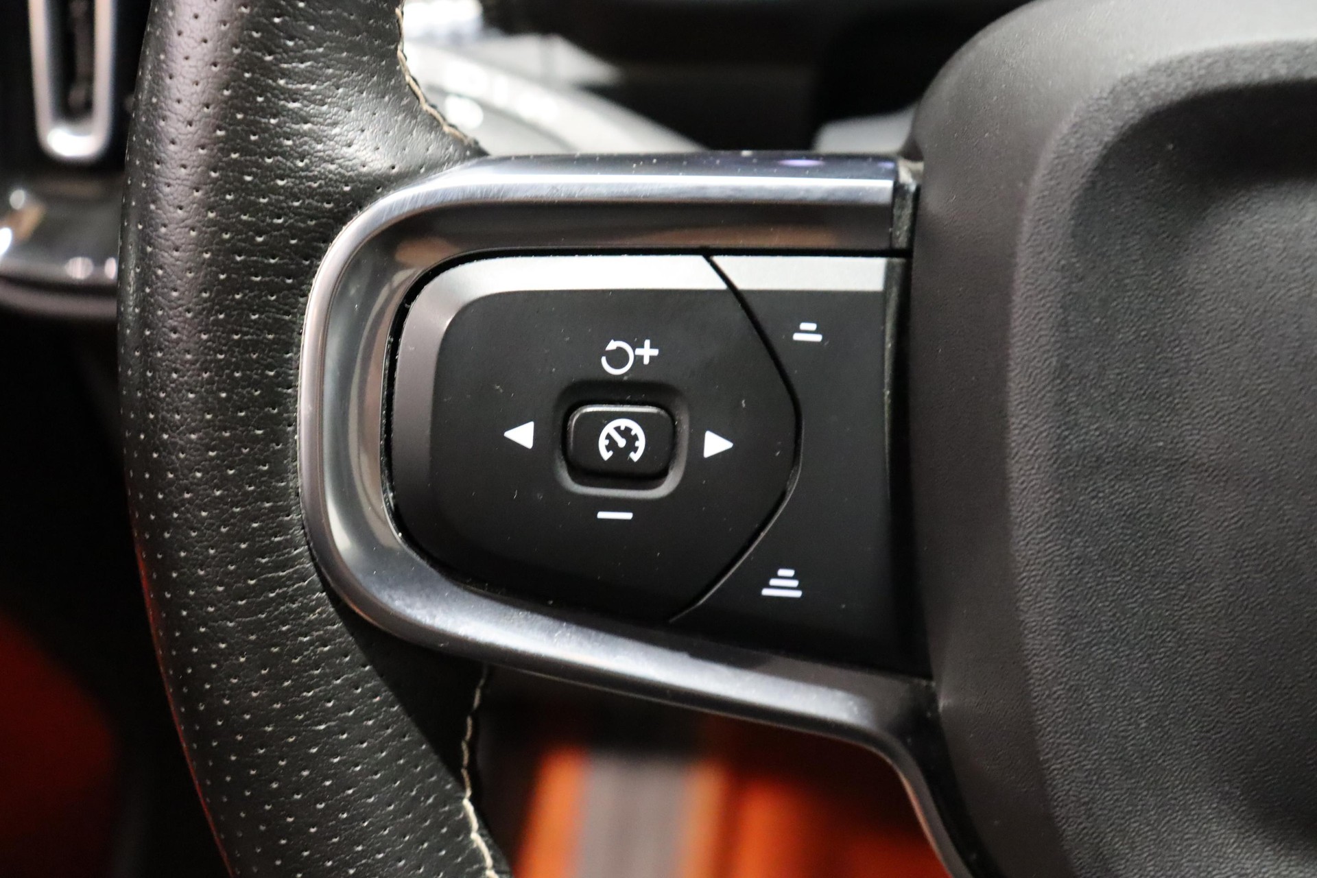 VOLVO XC40 P8 Twin R-Design AWD-image-17