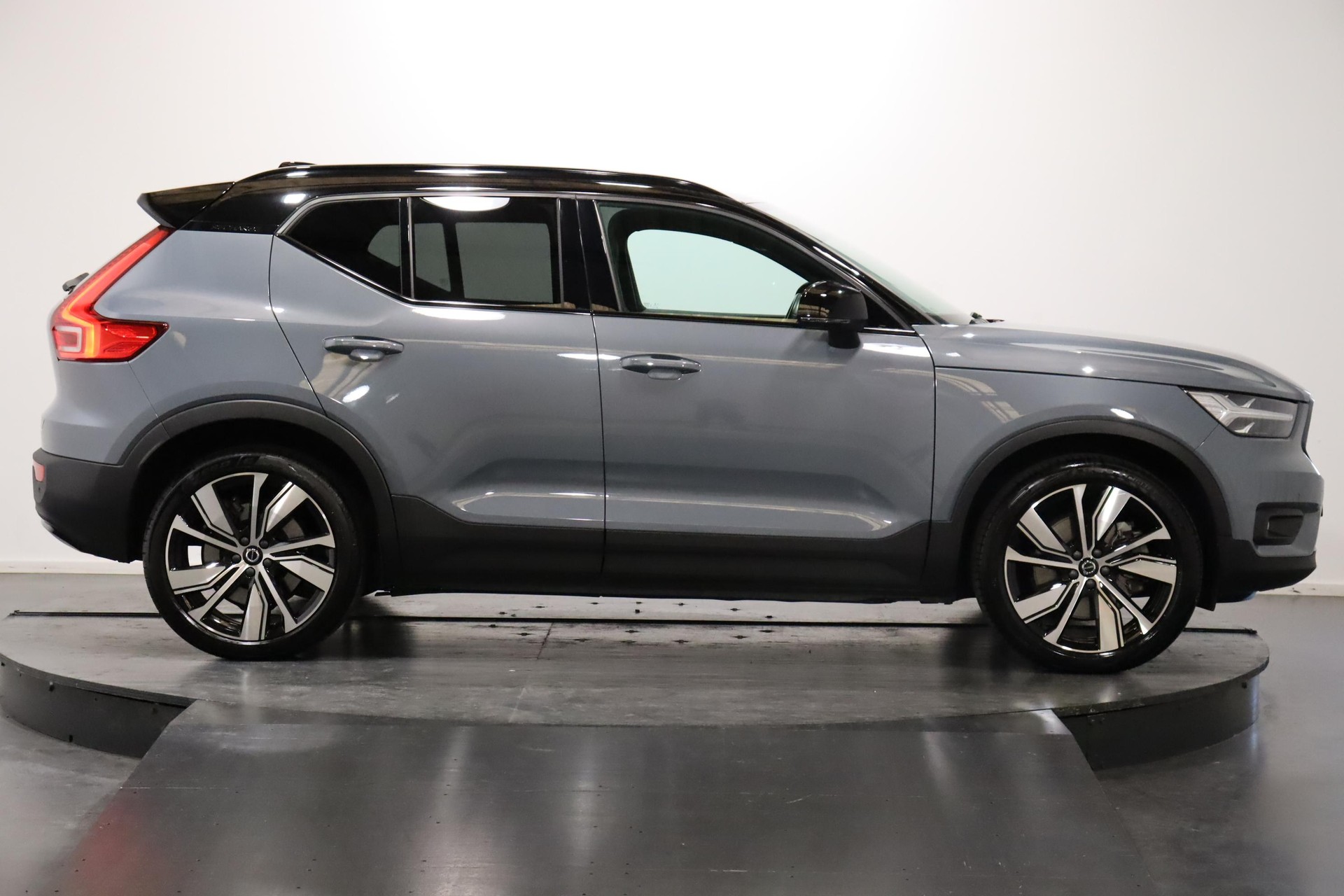 VOLVO XC40 P8 Twin R-Design AWD-image-2