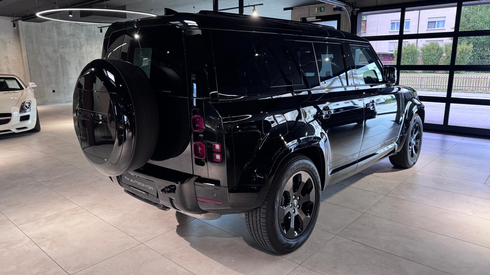 LAND ROVER Defender 110 3.0 D 110 D300 X-Dynamic SE-image-3