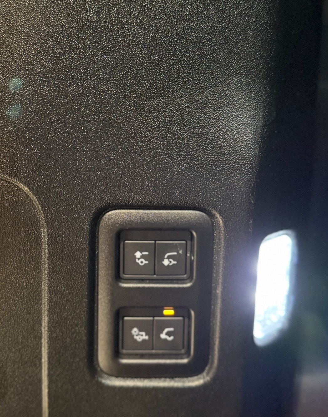 LAND ROVER Defender 110 3.0 D 110 D300 X-Dynamic SE-image-12