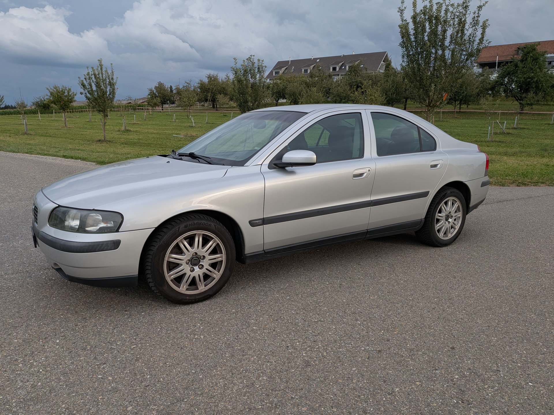 VOLVO S60 2.0T-image-2