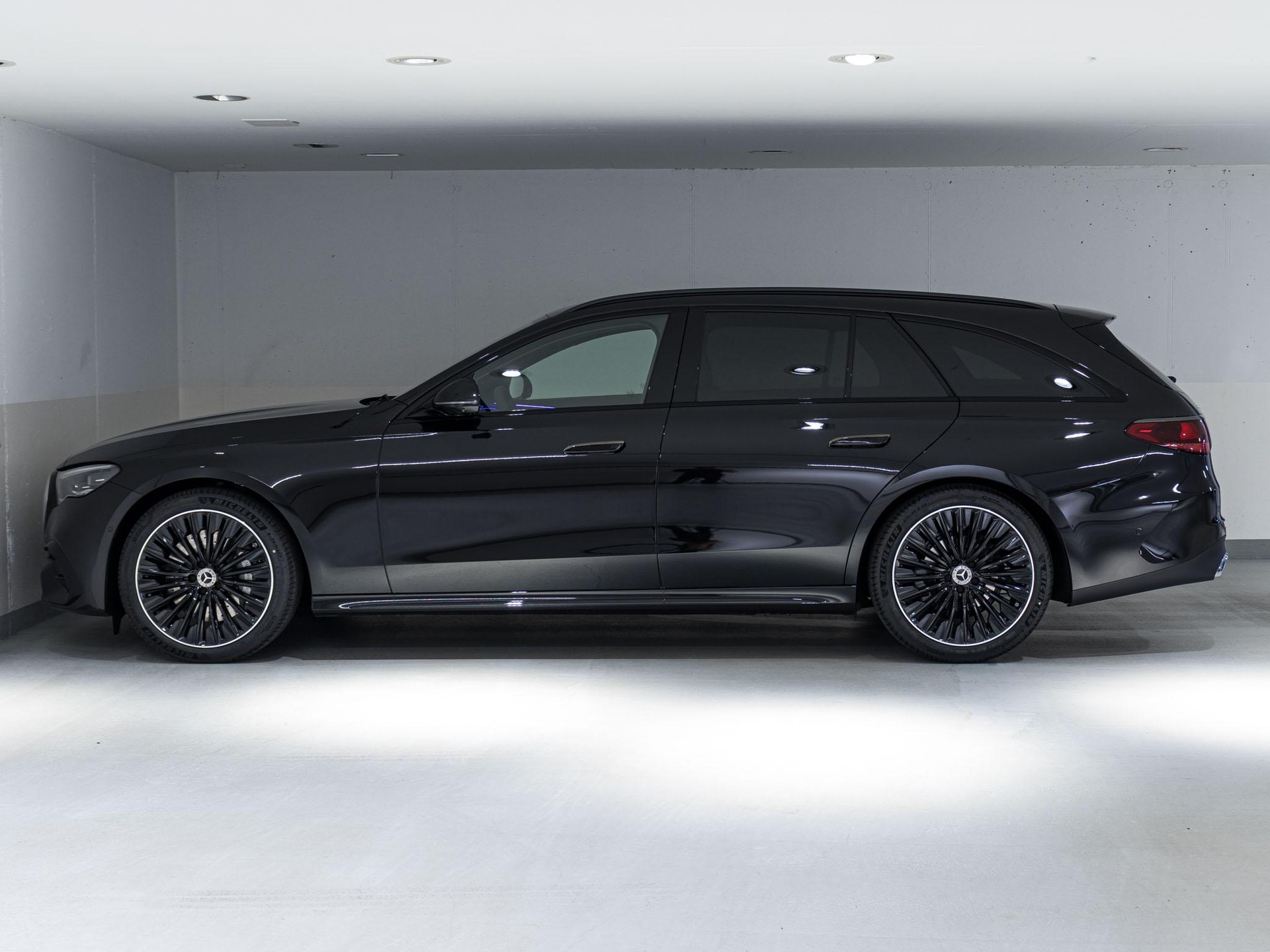 MERCEDES-BENZ E 220 d 4MATIC T-Modell "Swiss Star"-image-4