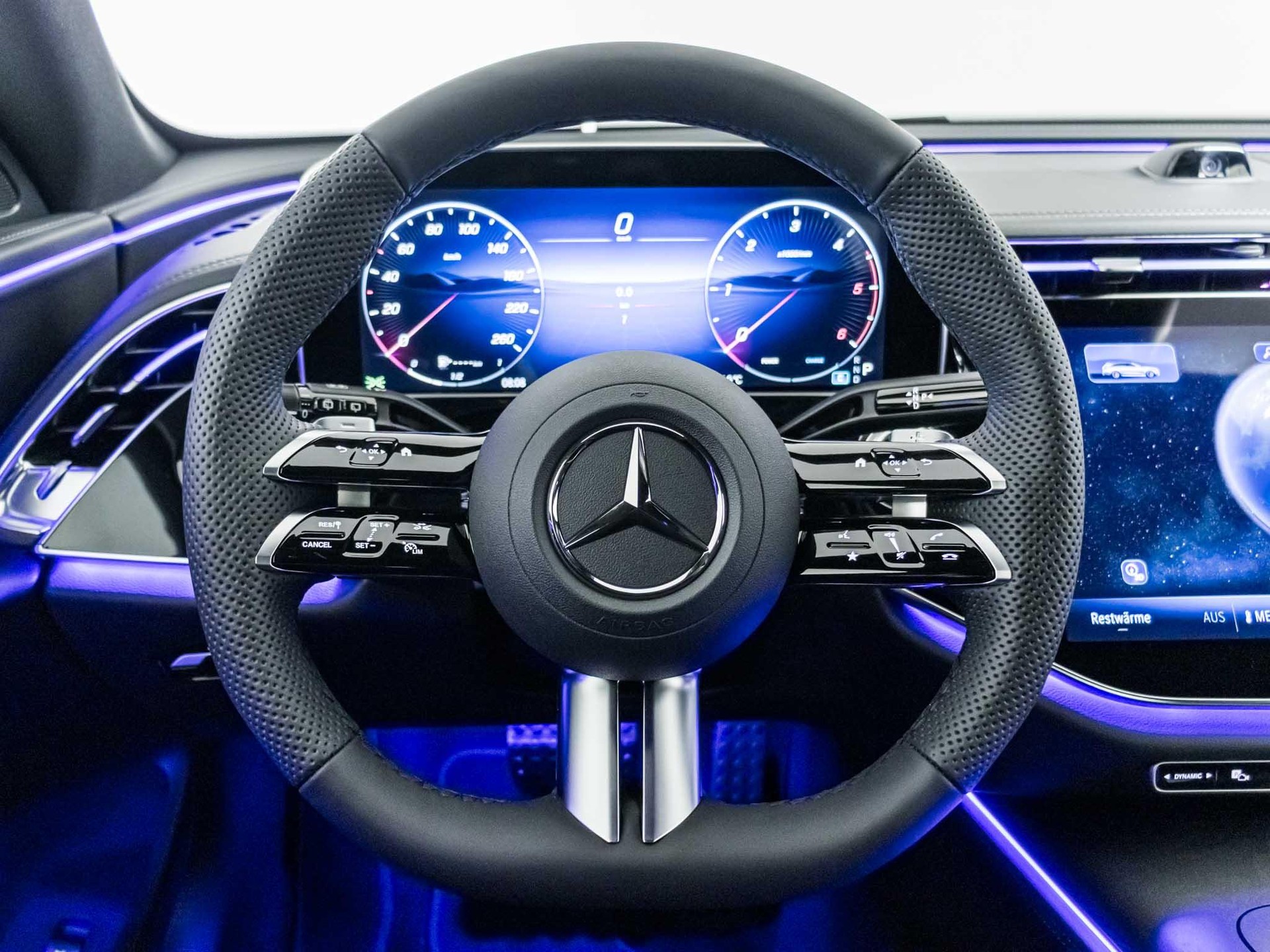 MERCEDES-BENZ E 220 d 4MATIC T-Modell "Swiss Star"-image-11