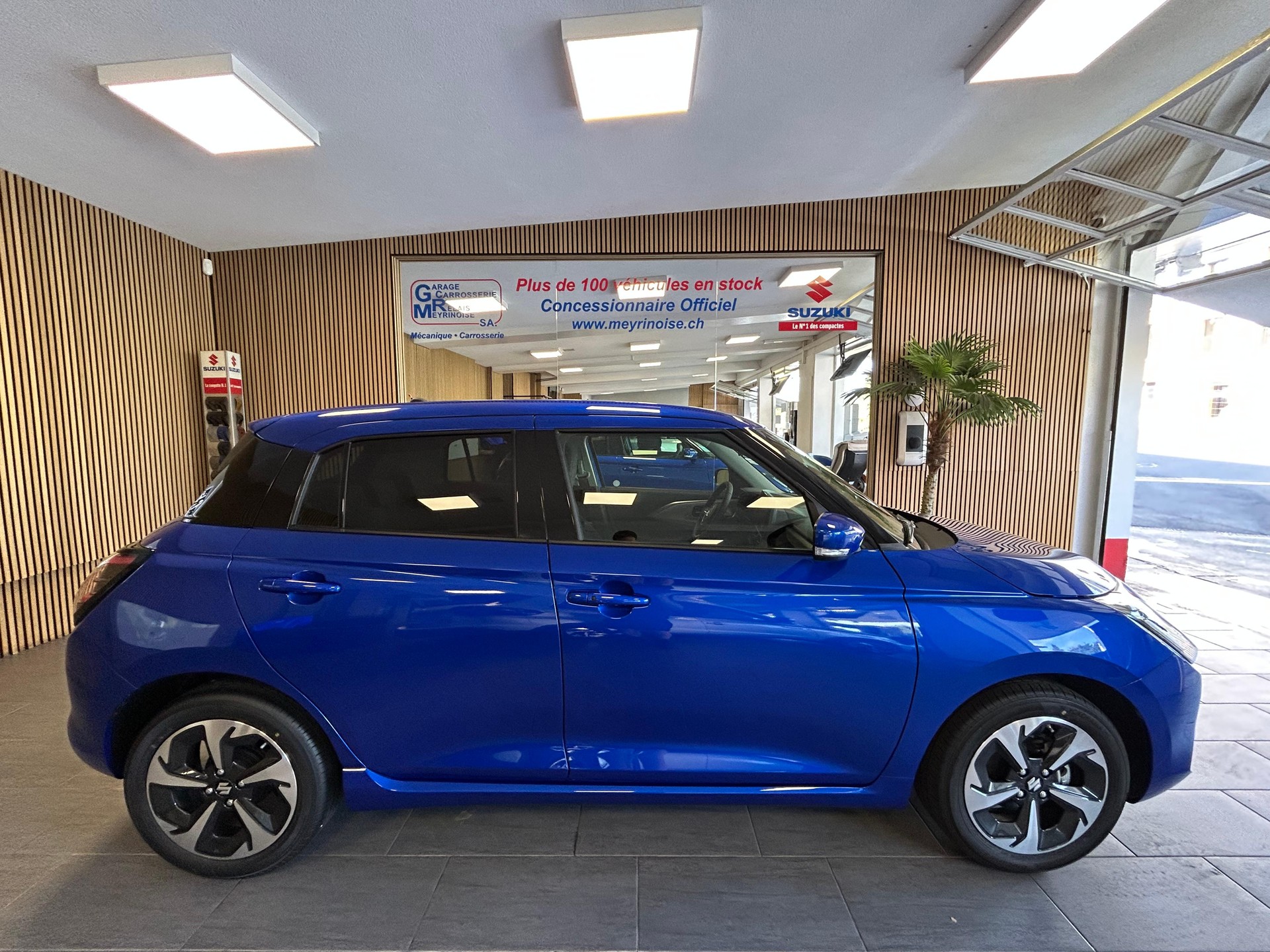SUZUKI Swift 1.2 Compact Top Hybrid-image-0