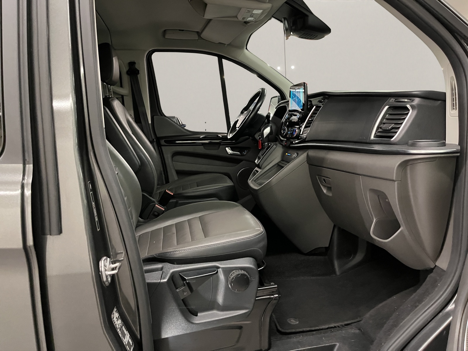 FORD Tourneo C Bus 310 L1 2.0 TDCi-image-12