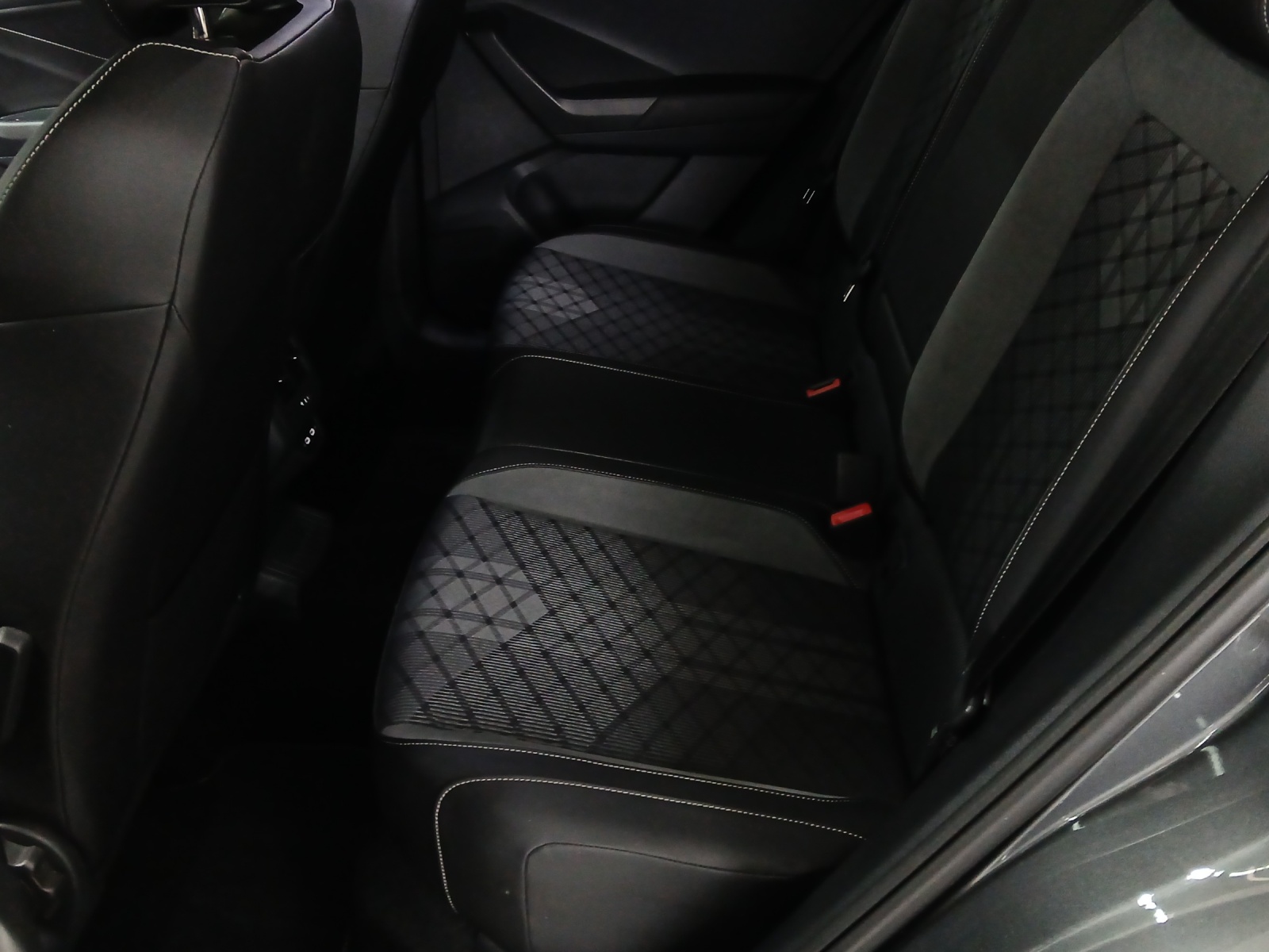VW T-Roc 2.0 TSI R-Line DSG 4Motion-image-11